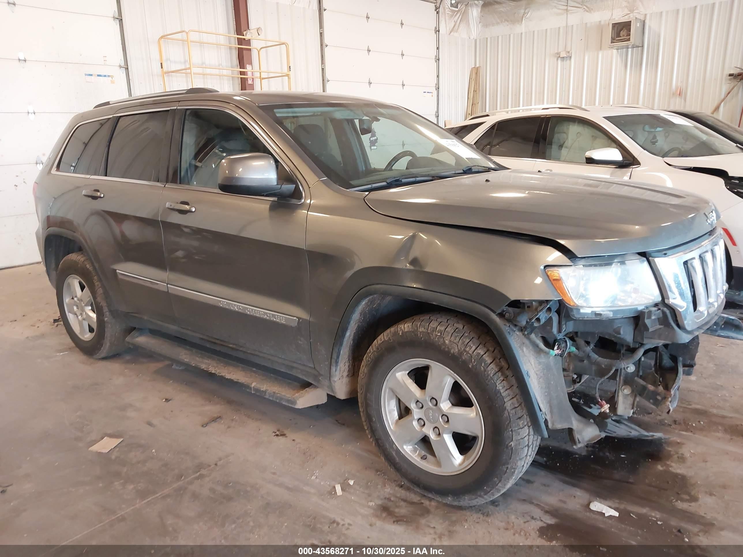 2013 Jeep Grand Cherokee Laredo, VIN 1C4RJFAG3DC612295 — Front end