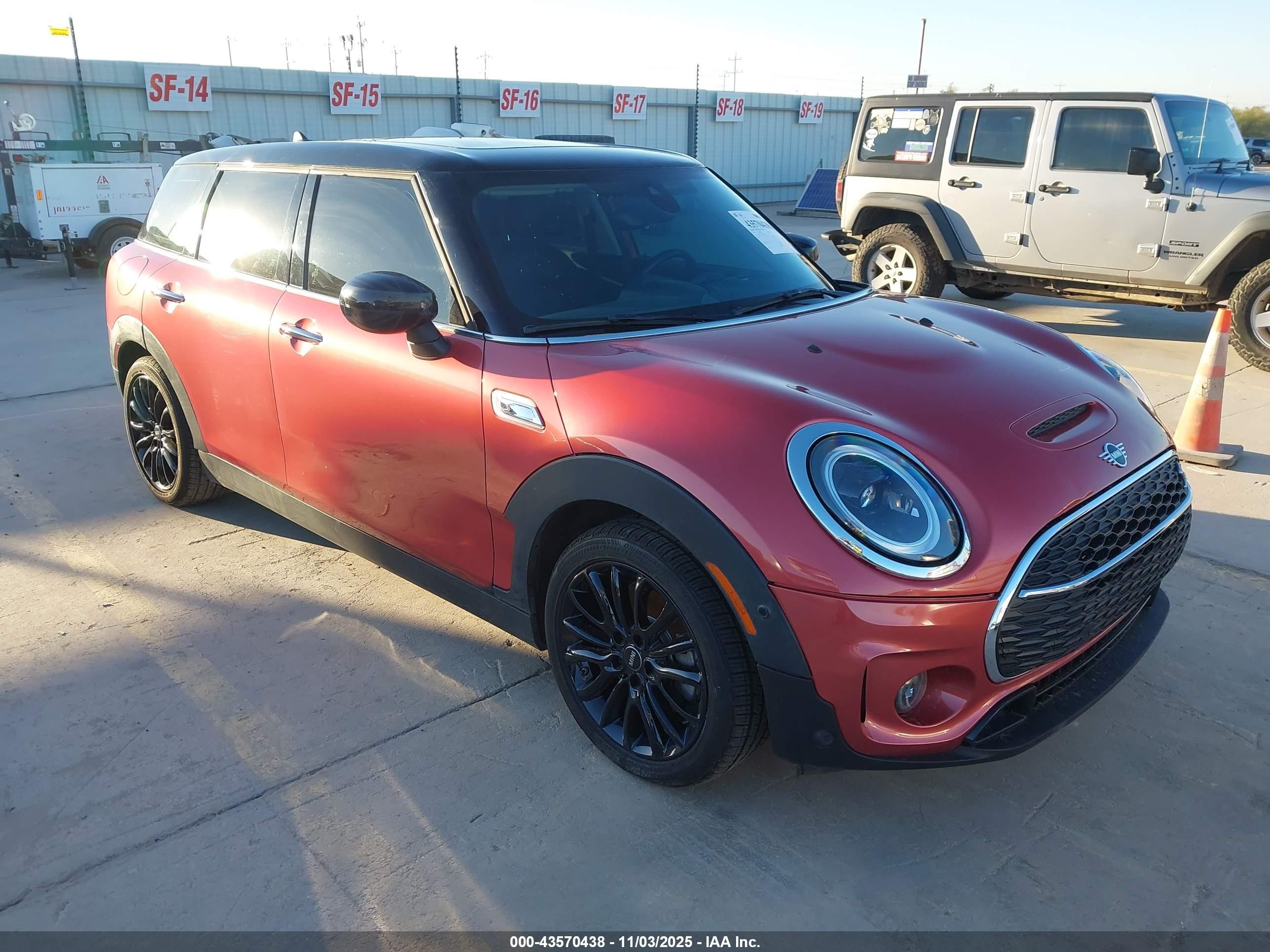 2022 MINI Clubman Cooper S, VIN WMWLV7C00N2R36602 — Перед