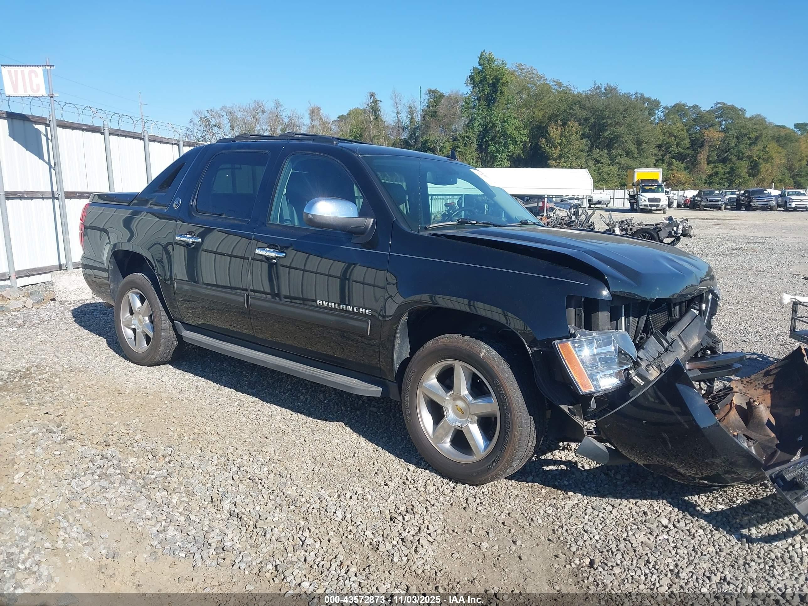 2013 Chevrolet Avalanche LT, VIN 3GNTKFE73DG379648 — Front end