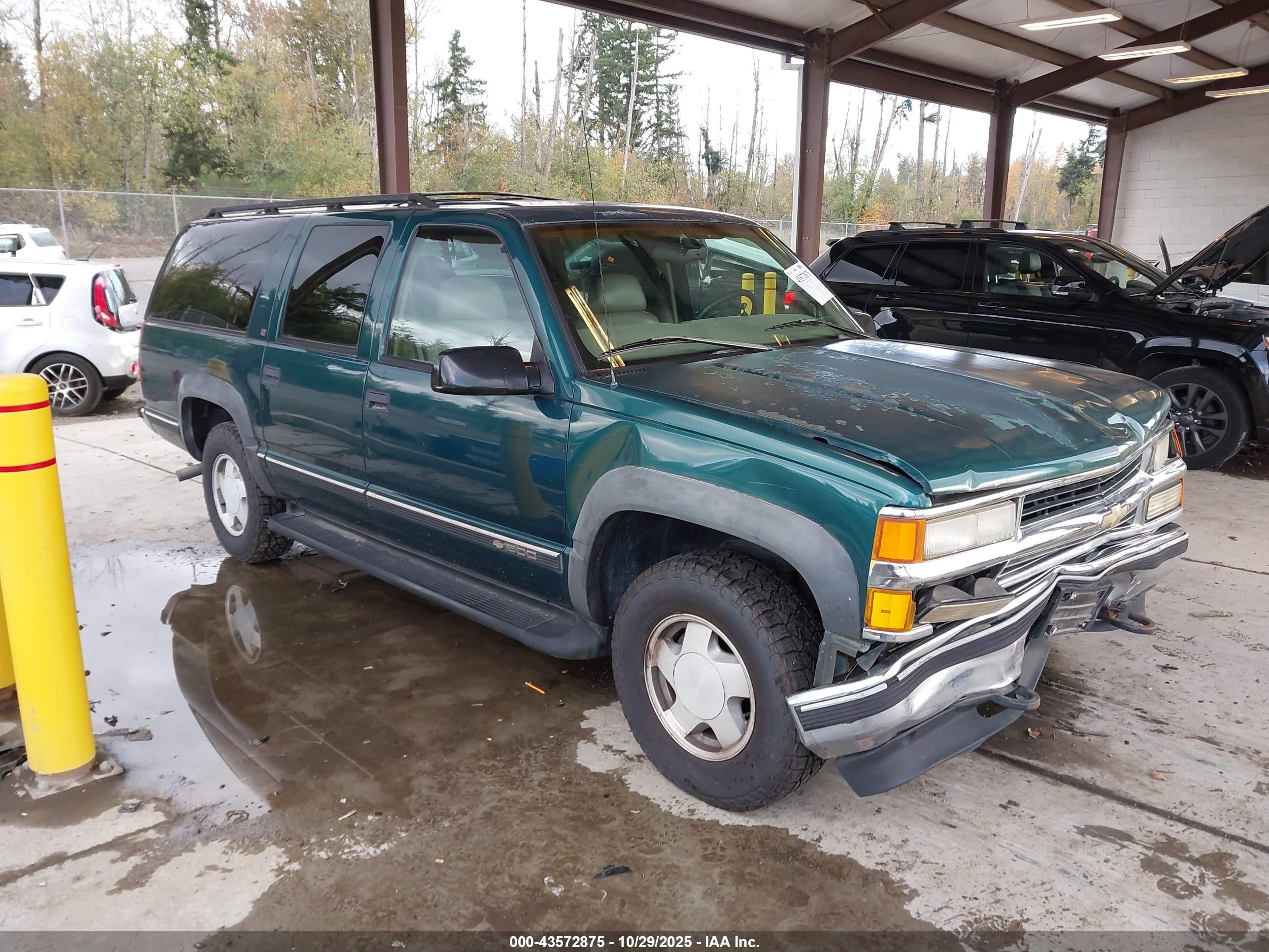 1997 Chevrolet Suburban, VIN 3GNFK16R7VG122025 — Front end