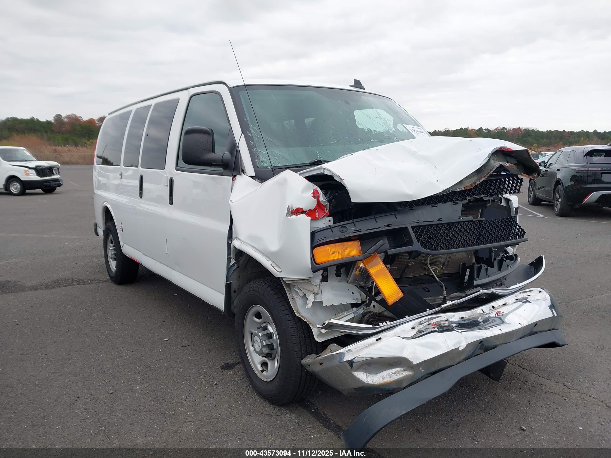 2017 Chevrolet Express Passenger LT, VIN 1GAWGFFG9H1136980 — Front end