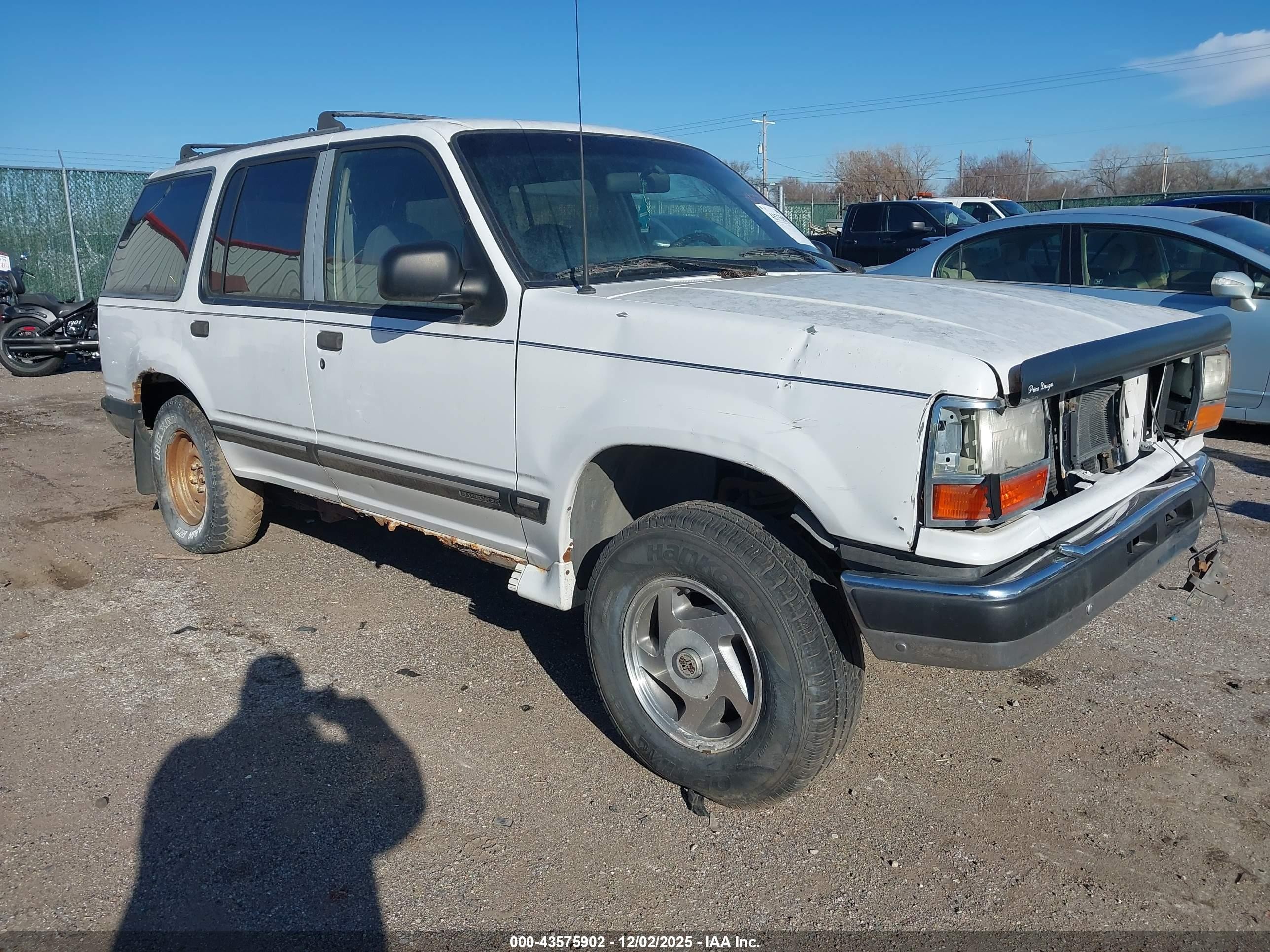 1994 Ford Explorer Eddie Bauer, VIN 1FMDU34X7RUE35713 — Front end