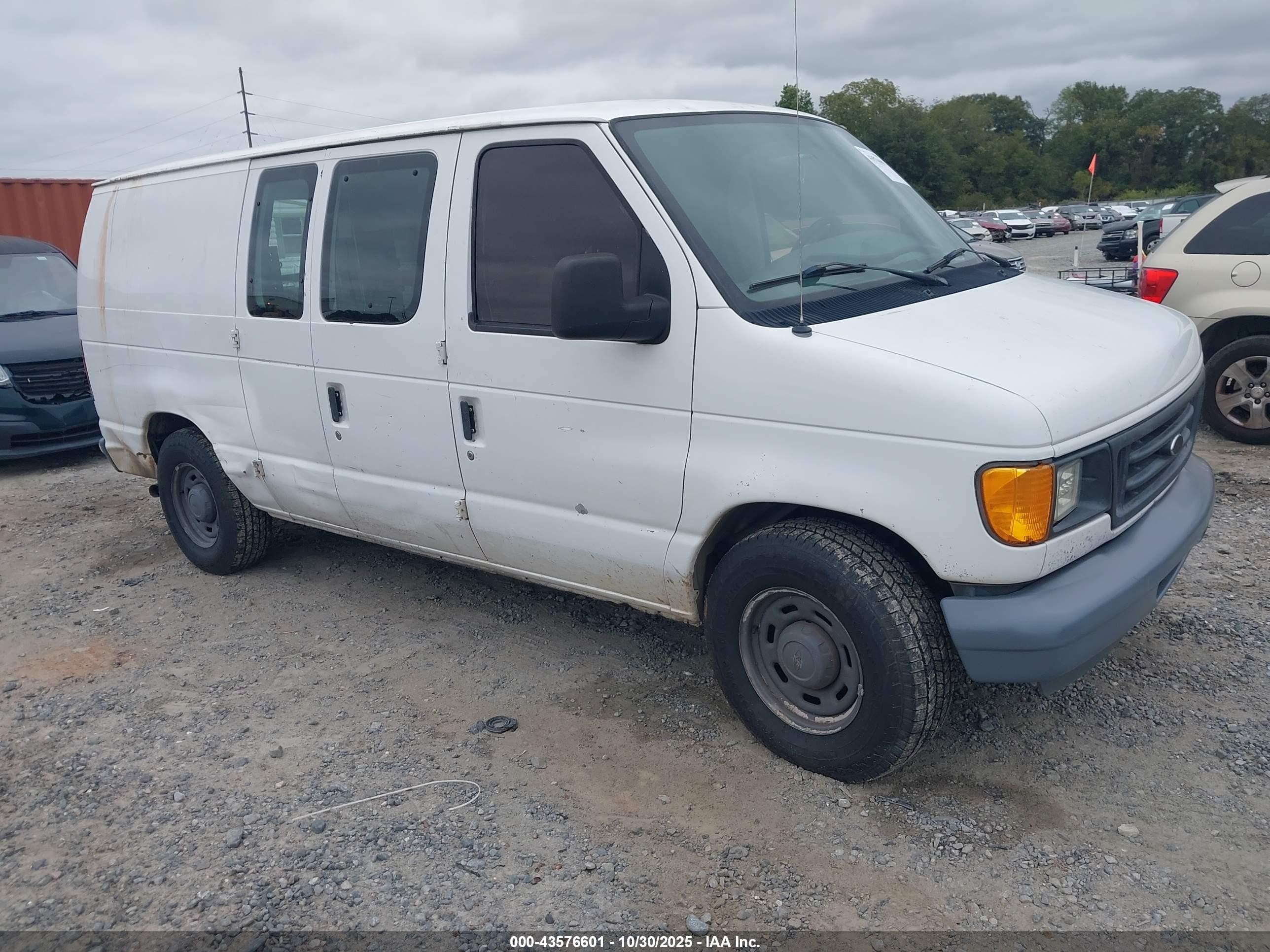 2004 Ford E-150, VIN 1FTRE14L44HA56095 — Зад