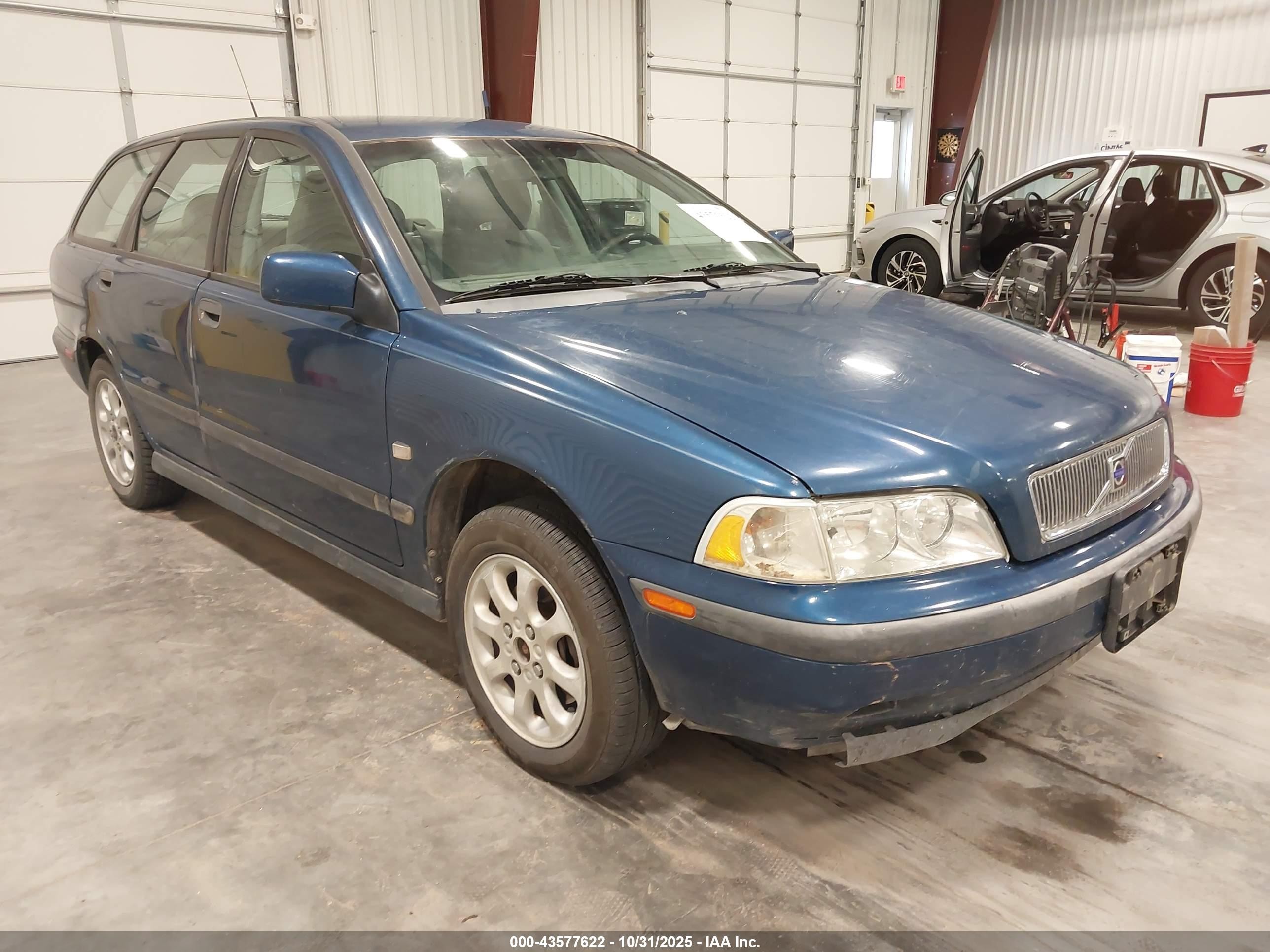2000 Volvo V40, VIN YV1VW2550YF467152 — Бок