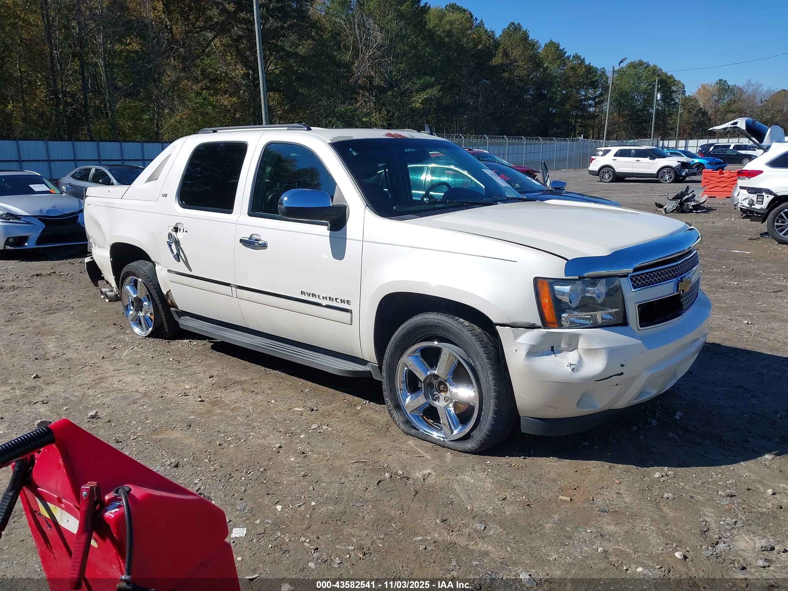 2012 Chevrolet Avalanche LTZ, VIN 3GNTKGE71CG195832 — Бок