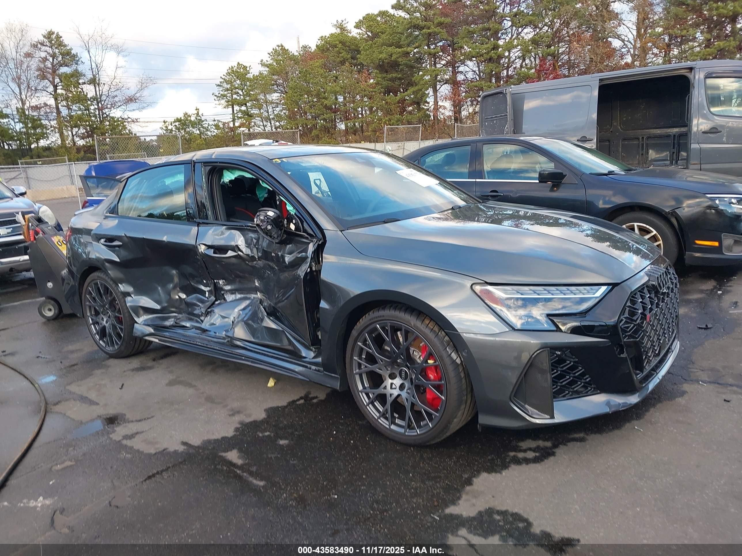 2025 Audi RS 3, VIN WUAGWDGY0SA909971 — Бок