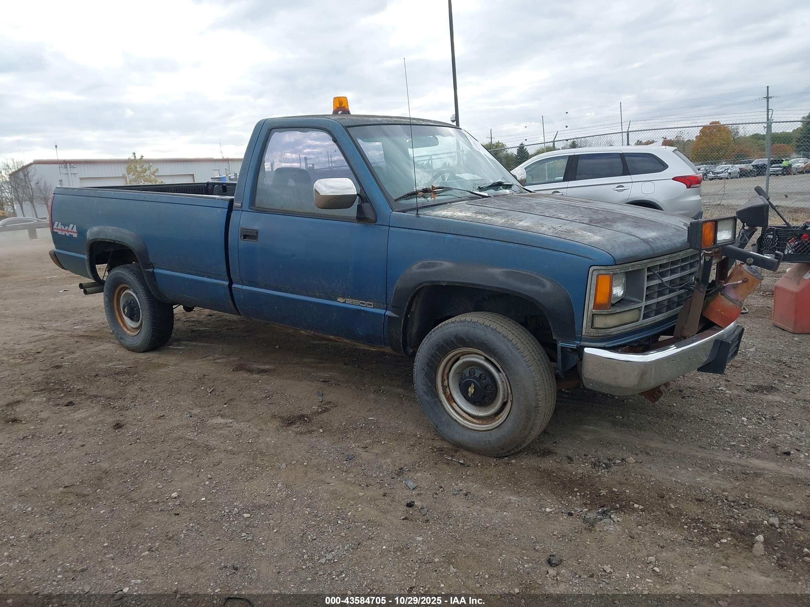 1992 Chevrolet K2500, VIN 1GCGK24K3NE214779 — Front end