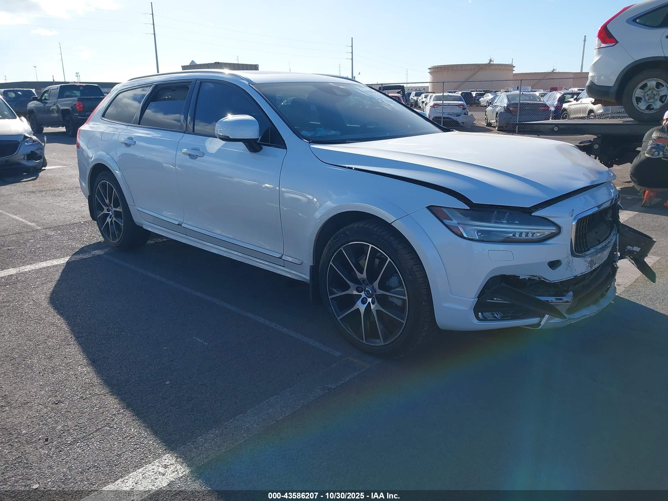 2017 Volvo V90, VIN YV4A22NL1H1008320 — Перед