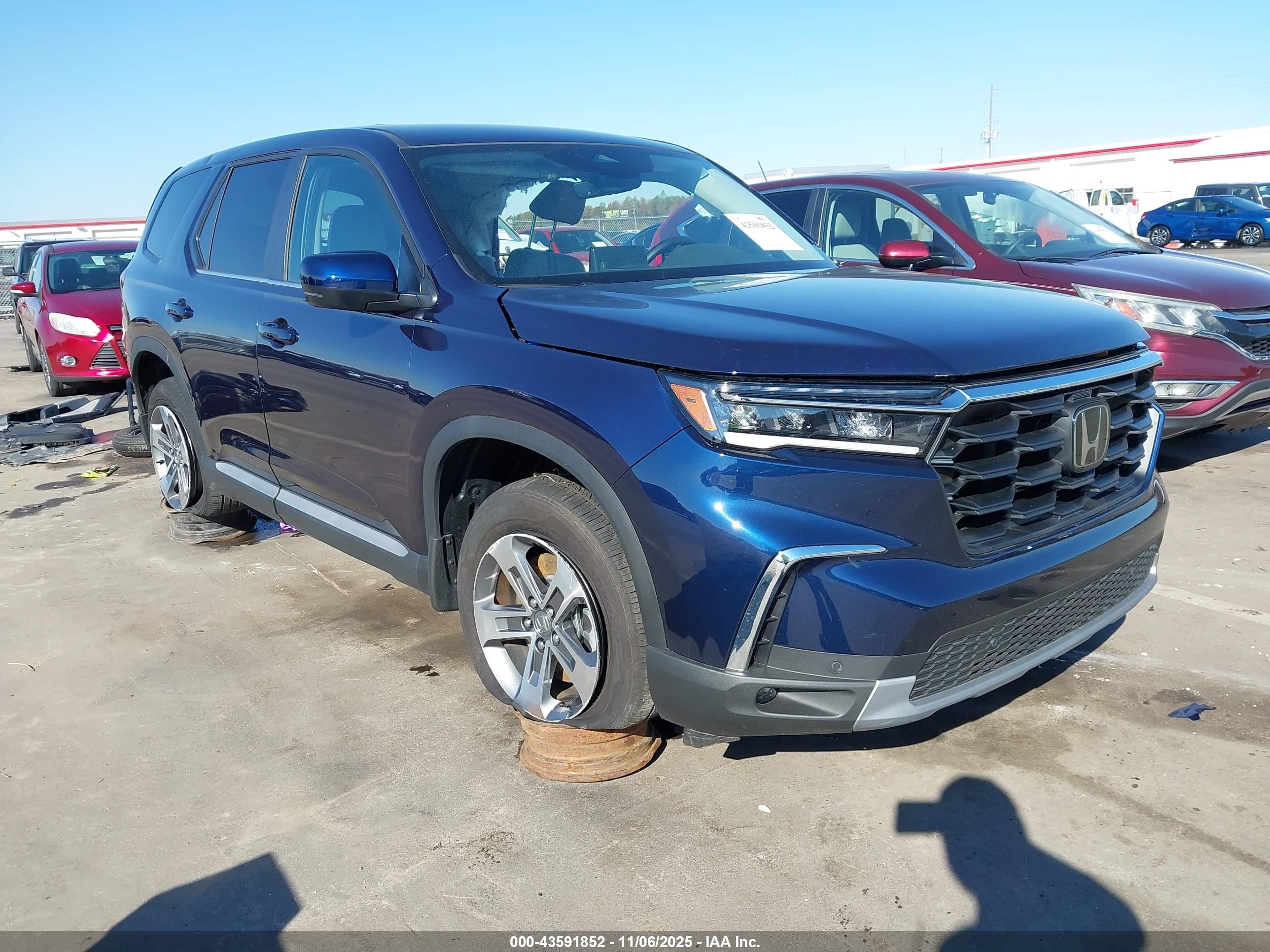 2025 Honda Pilot EX-L, VIN 5FNYG2H43SB018112 — Side