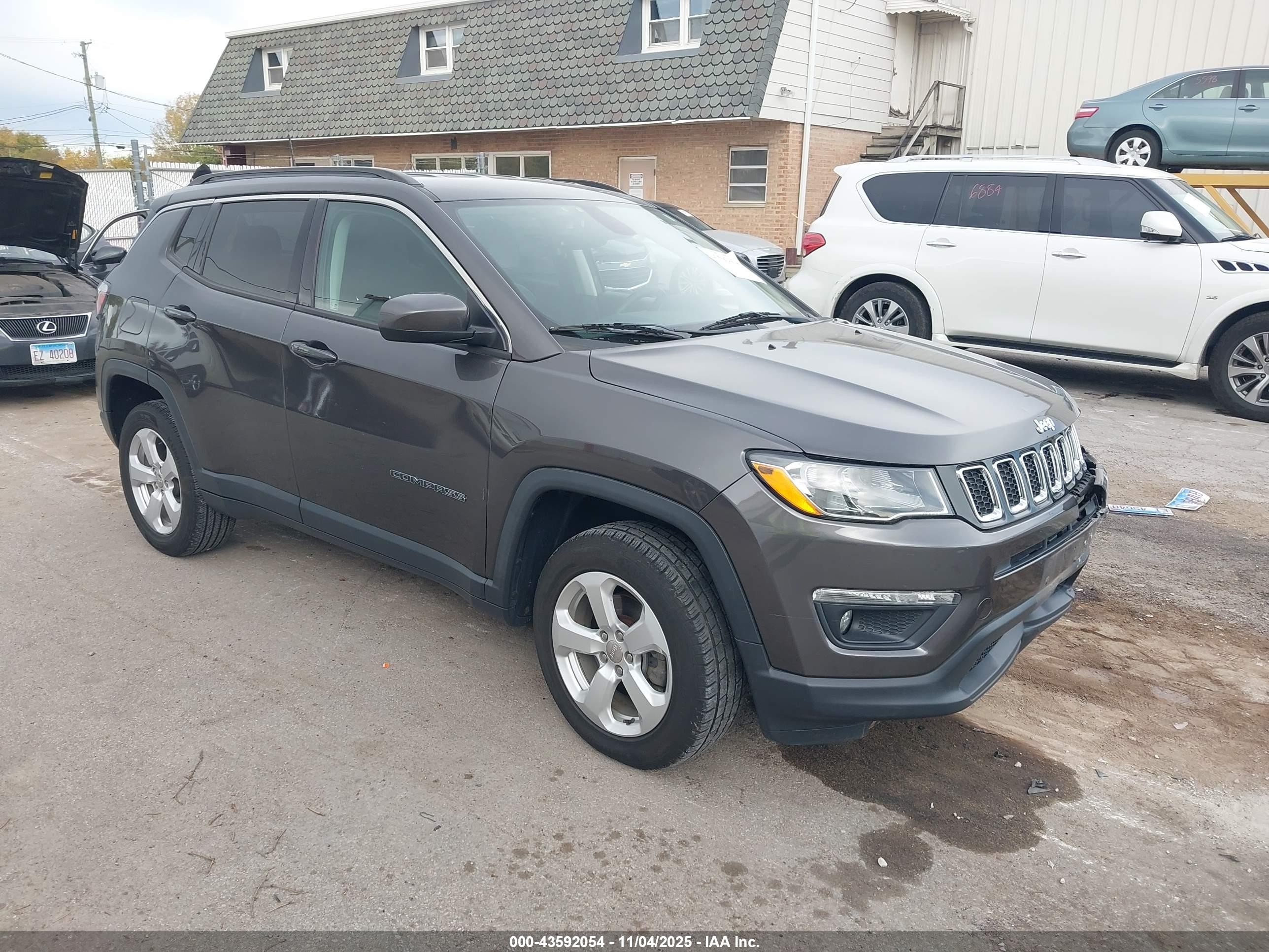2018 Jeep Compass Latitude, VIN 3C4NJDBBXJT398296 — Front end