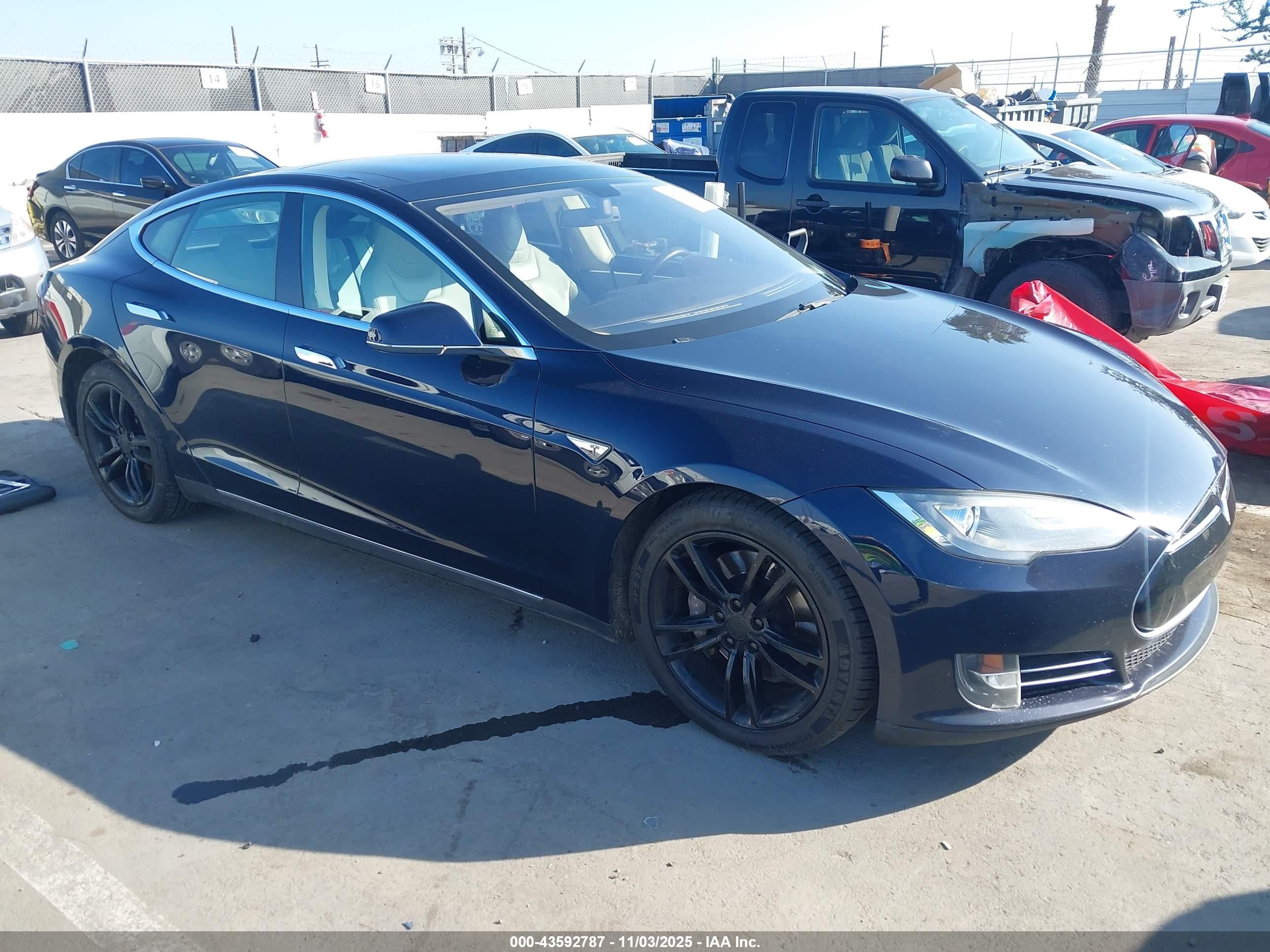 2013 Tesla Model S, VIN 5YJSA1CN6DFP17285 — Пресная вода