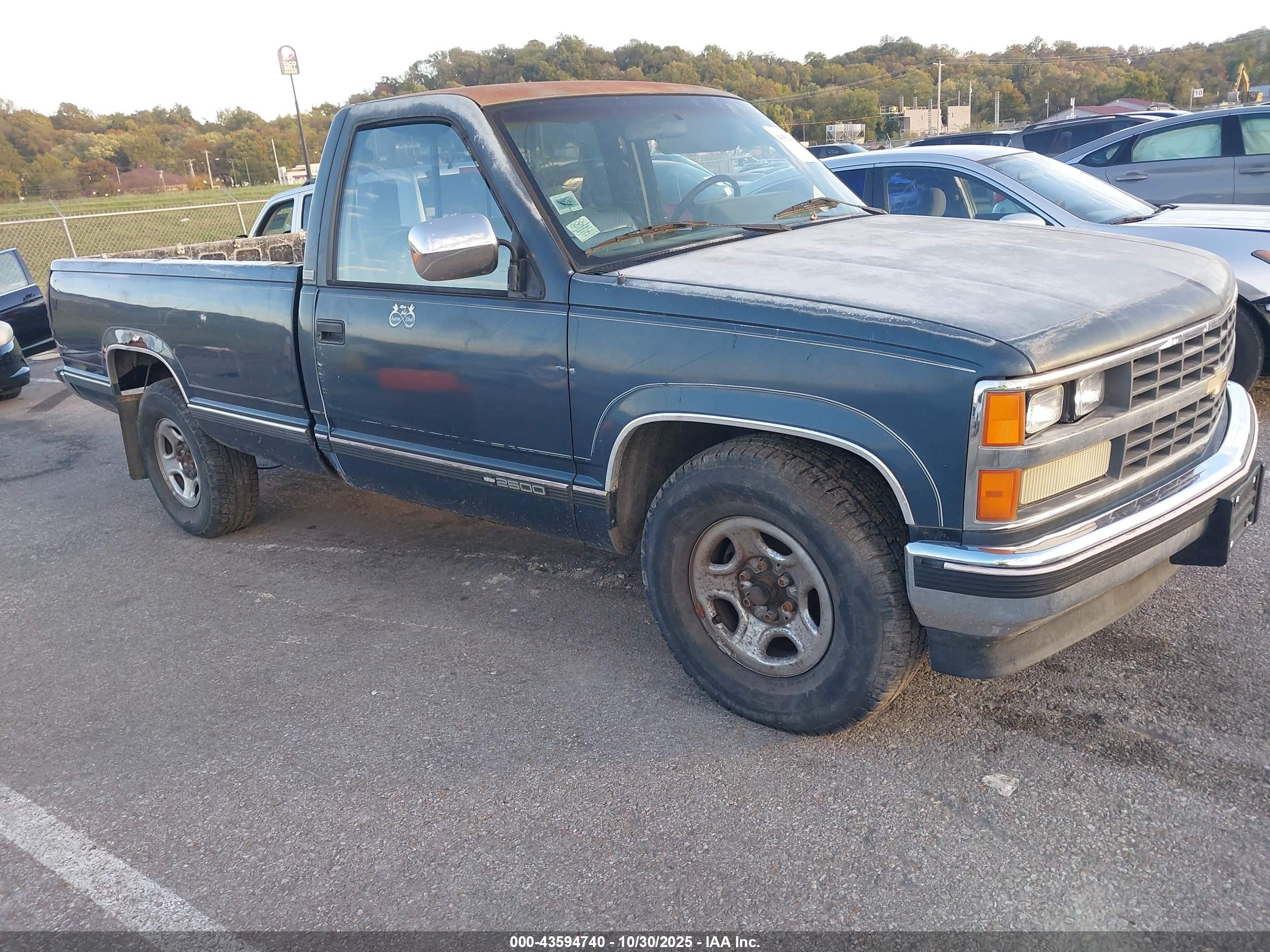 1988 Chevrolet Silverado 2500, VIN 1GCFC24KXJZ127408 — Normal wear