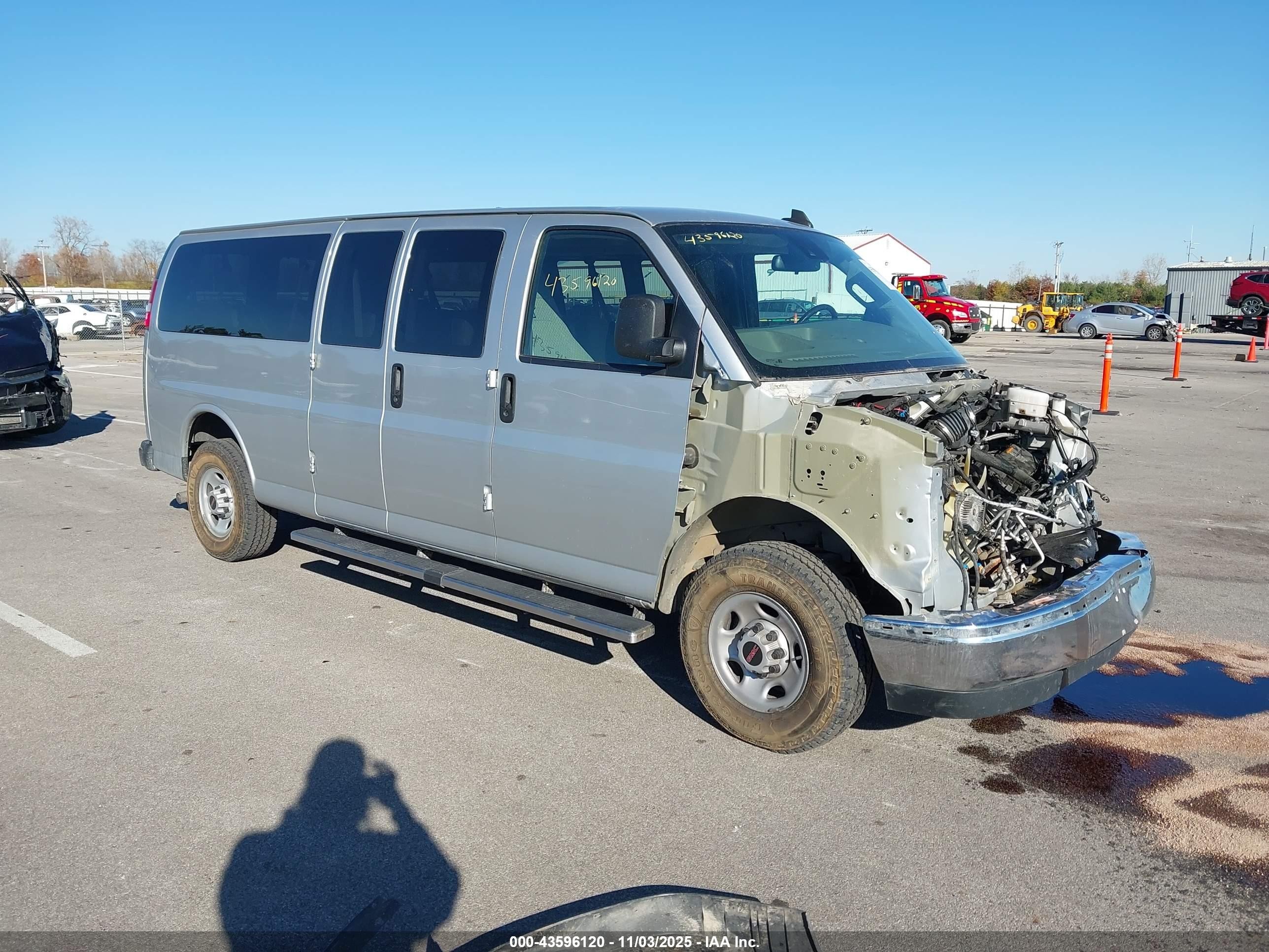 2023 GMC Savana LT, VIN 1GJZ7PF75P1247236 — Перед