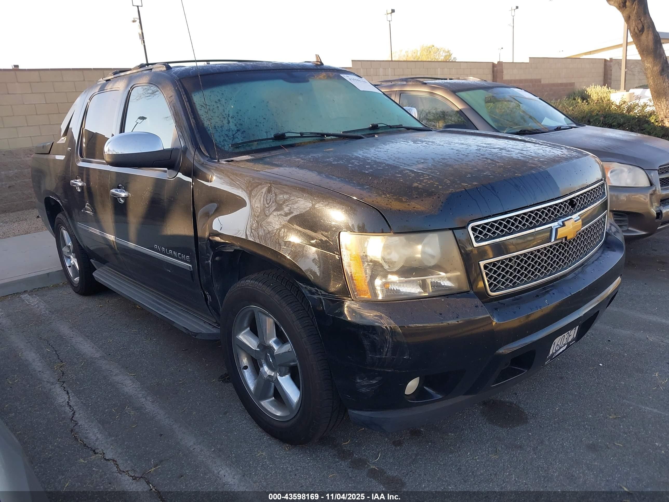 2012 Chevrolet Avalanche LTZ, VIN 3GNMCGE02CG135739 — Бок