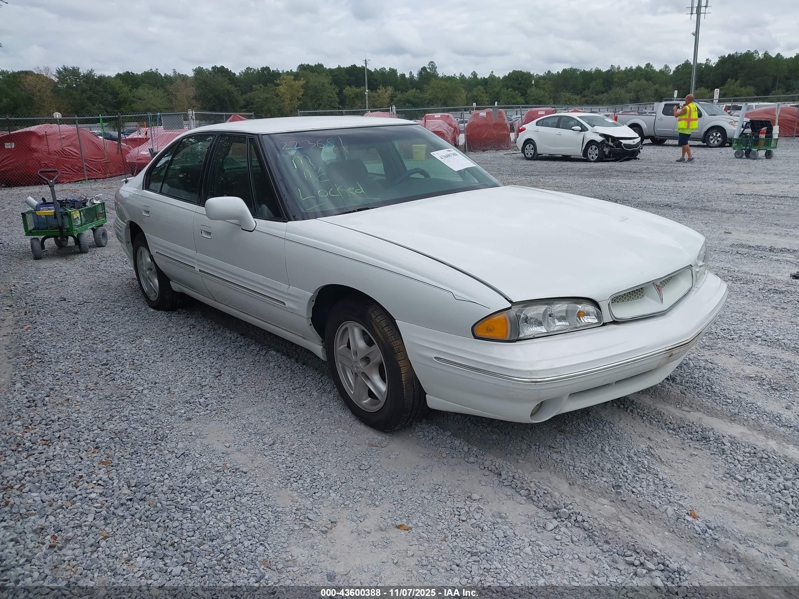 1999 Pontiac Bonneville SE, VIN 1G2HX52K9XH223681 — Side