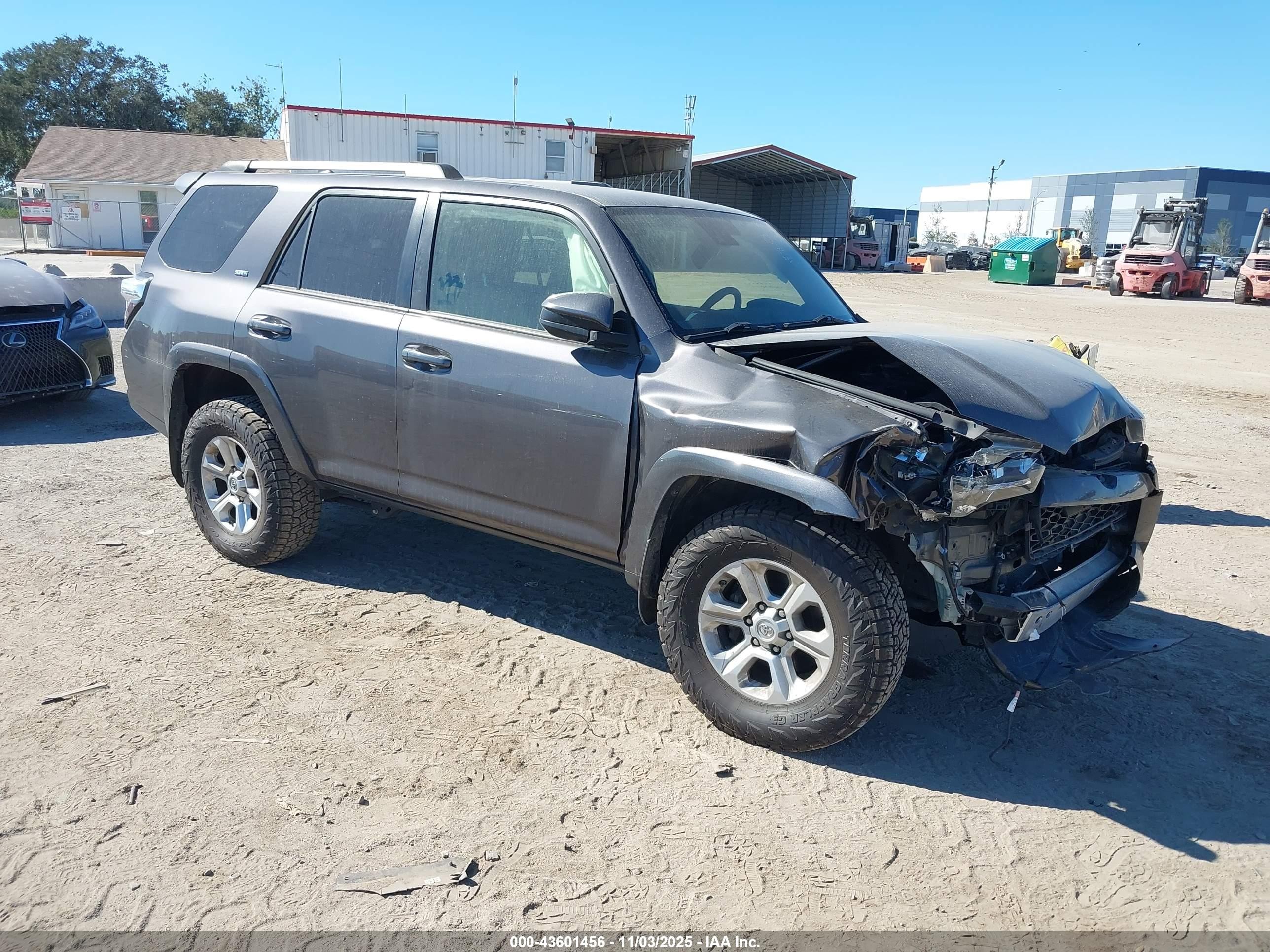 2021 Toyota 4Runner SR5, VIN JTEEU5JR8M5247372 — Front end