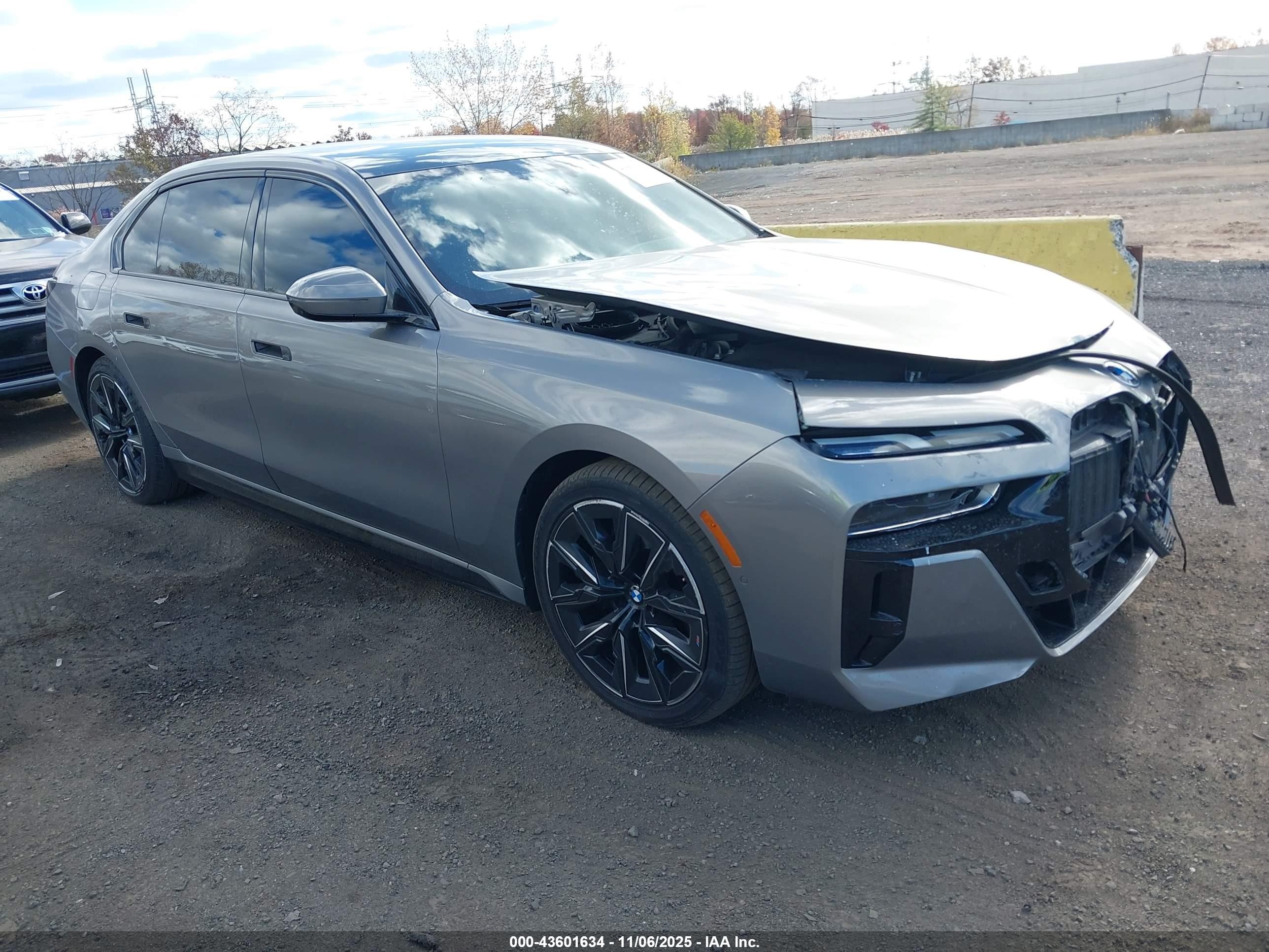 2023 BMW i7 xDrive60, VIN WBY53EJ04PCM72170 — Front end