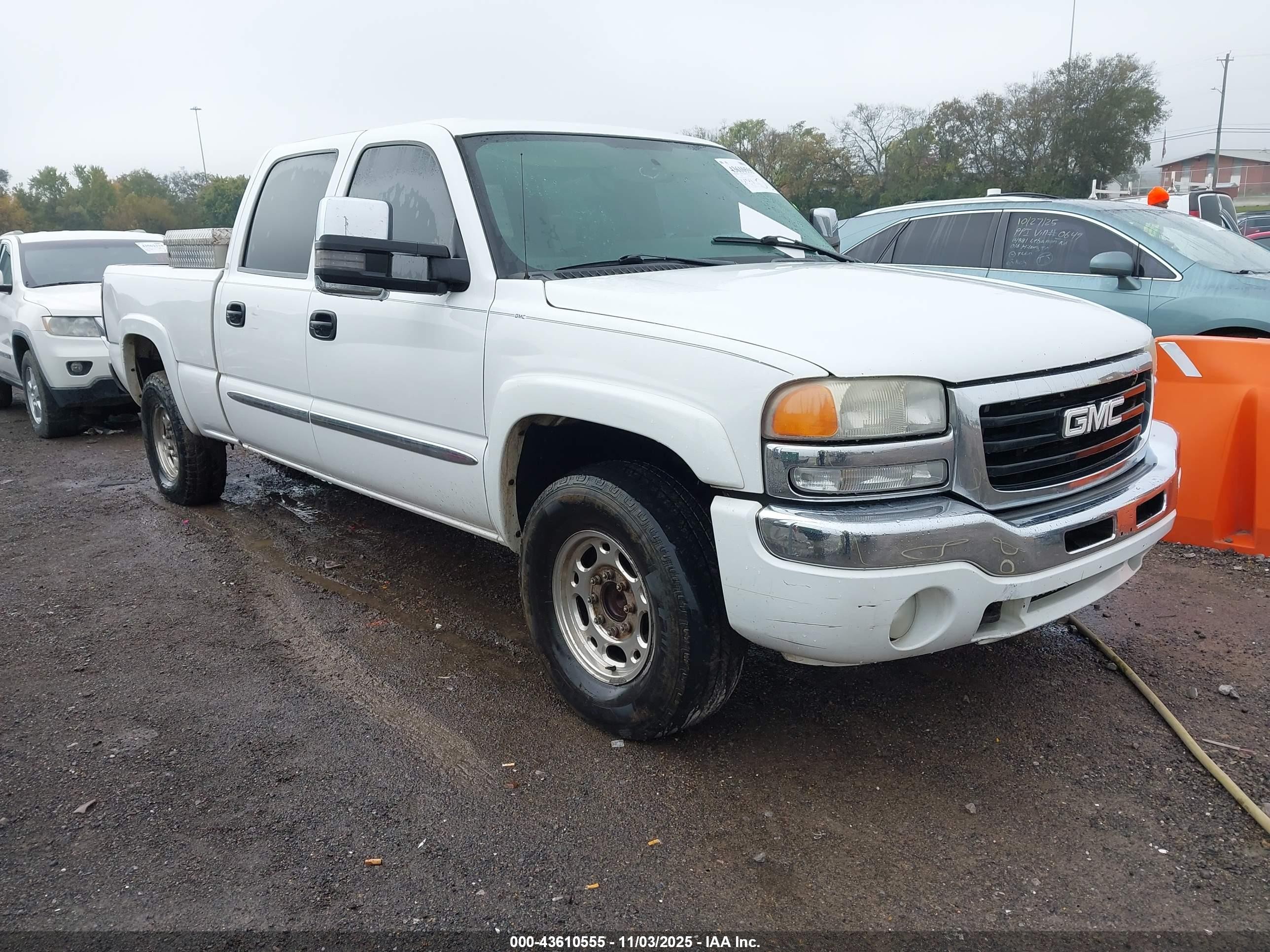 2007 GMC Sierra 1500HD Classic SLE1, VIN 1GTGC13U07F136761 — Side