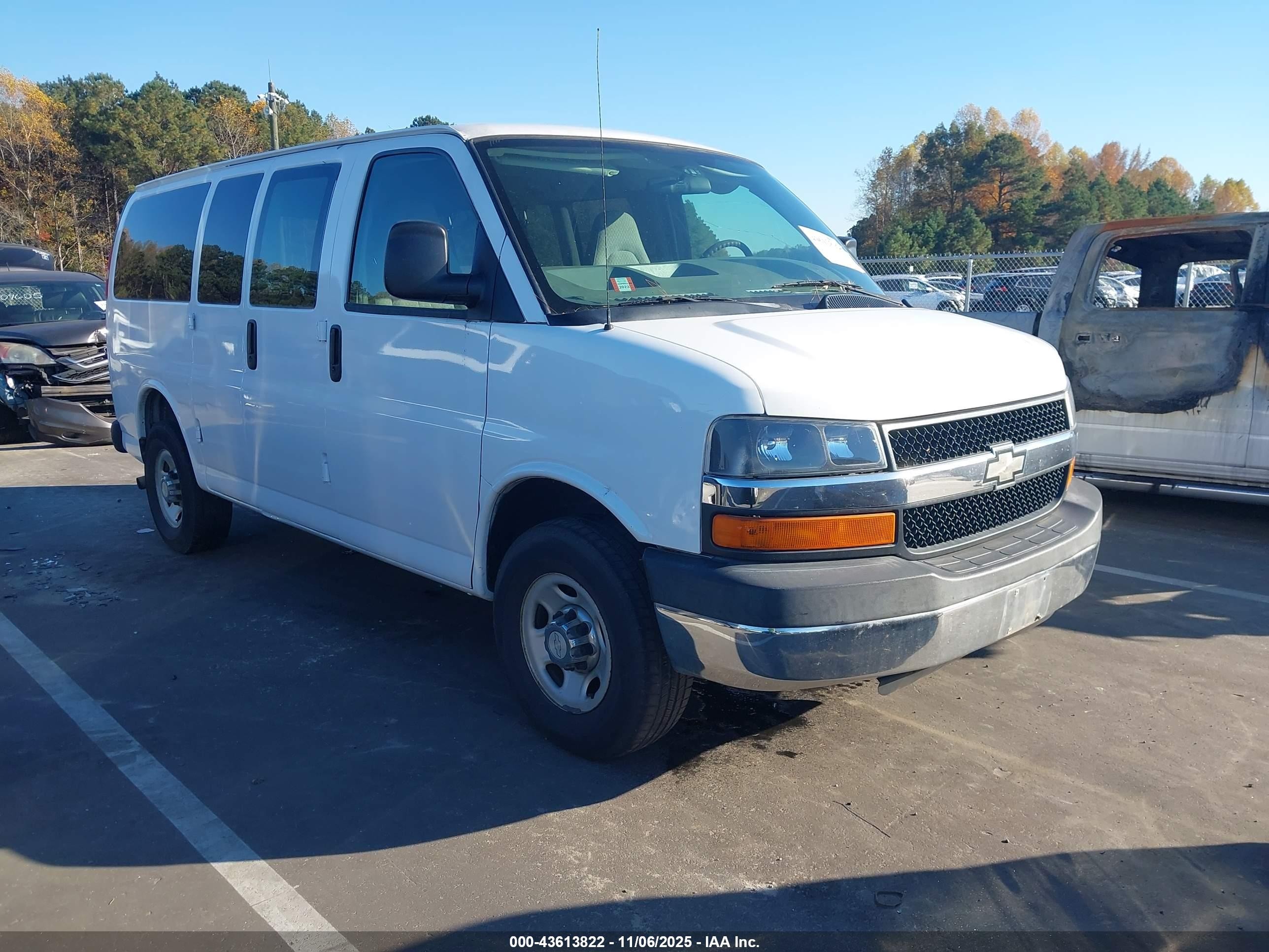 2007 Chevrolet Express Passenger, VIN 1GAHG35U271155948 — Normal wear