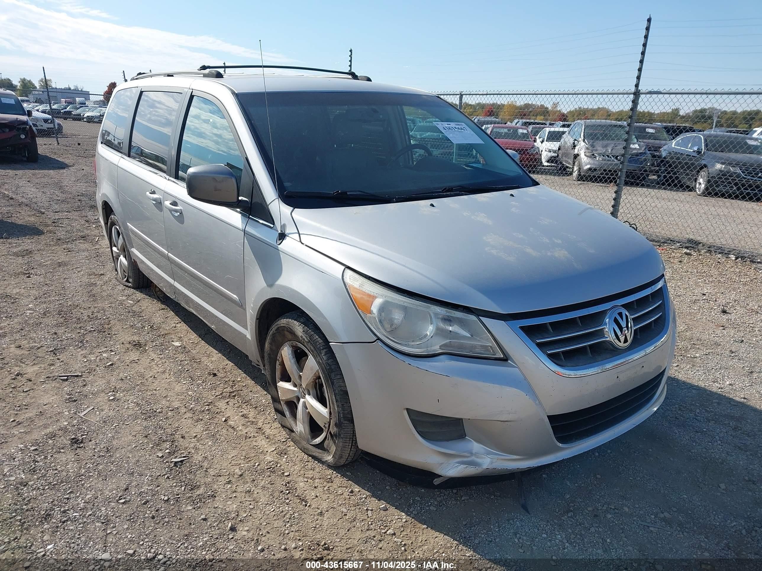 2010 Volkswagen Routan SE, VIN 2V4RW3D19AR294781 — Auction photo 1 of 5