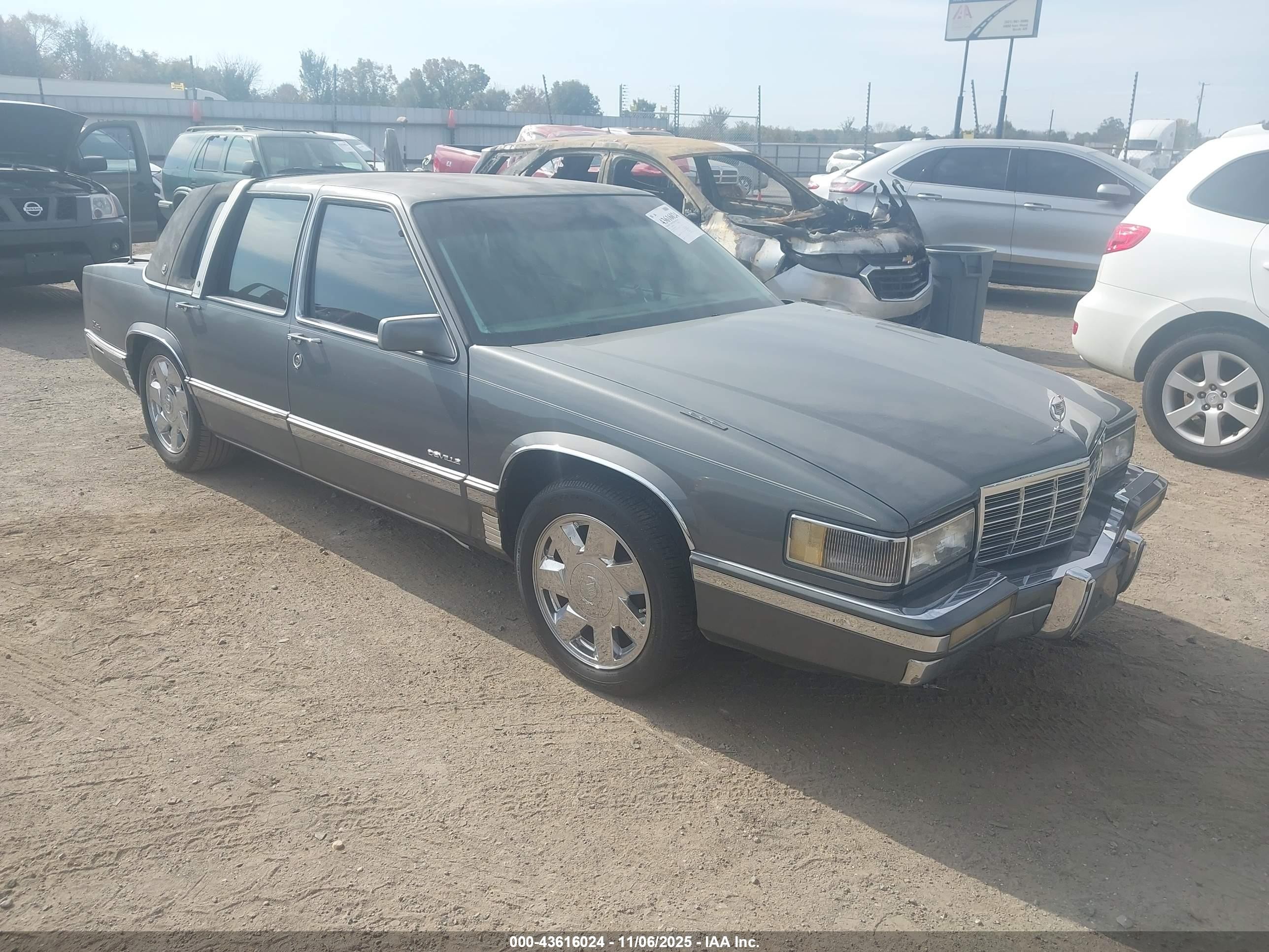 1992 Cadillac DeVille, VIN 1G6CD53B1N4213232 — Зад