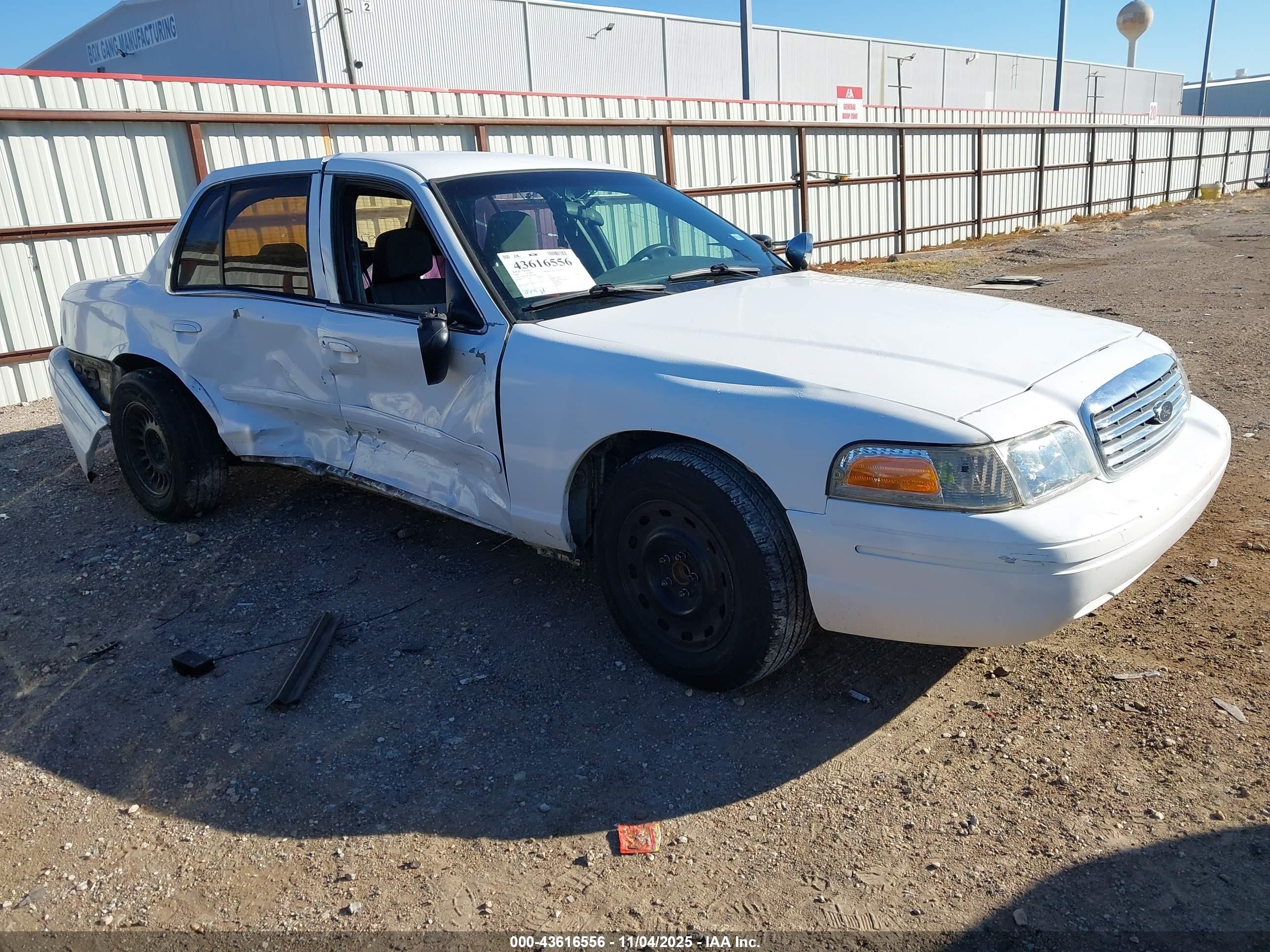 2004 Ford Police Interceptor Base w/3.27 Axle, VIN 2FAFP71W14X139598 — Side