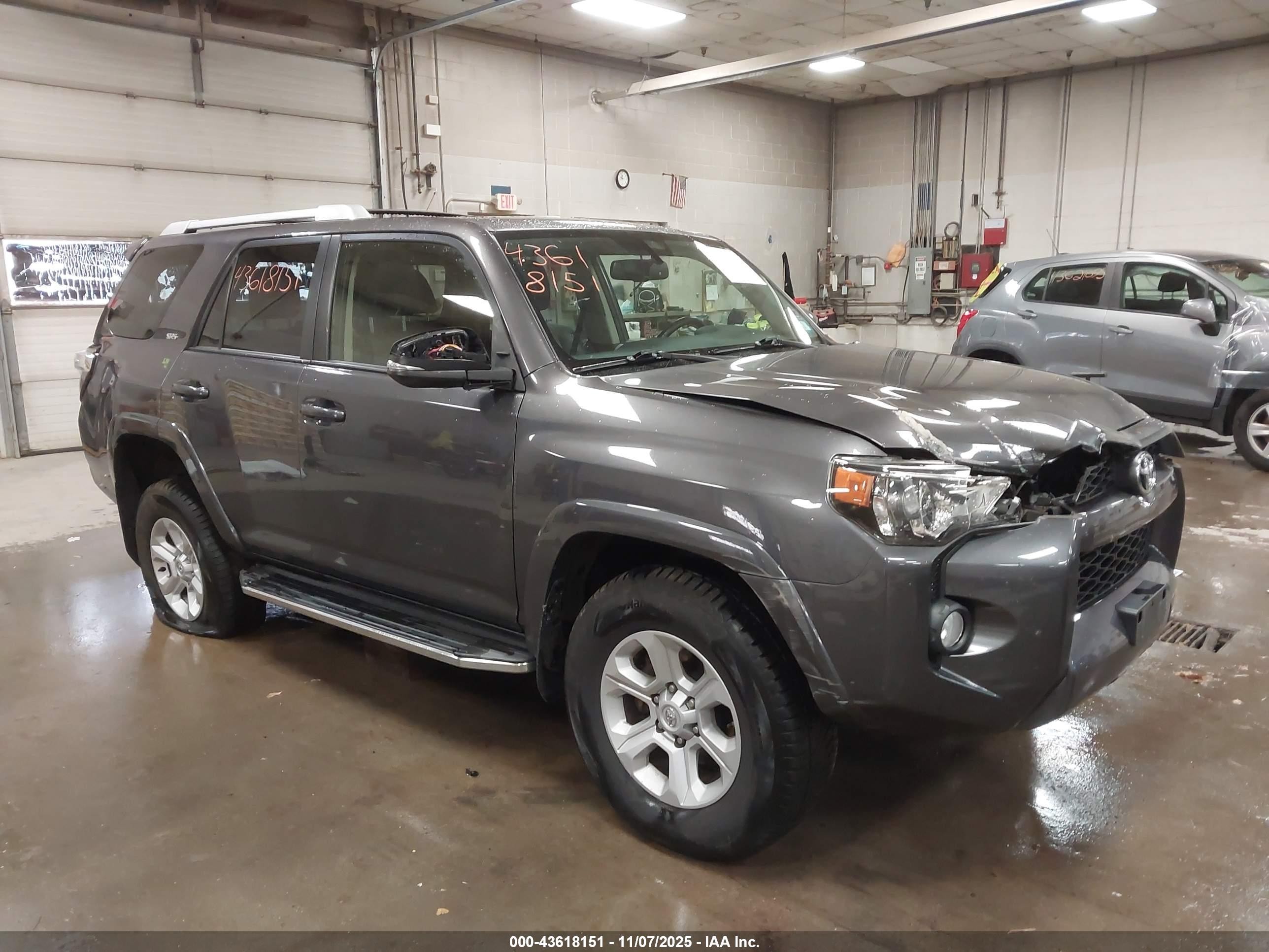 2018 Toyota 4Runner SR5 Premium, VIN JTEBU5JR2J5592038 — Front end