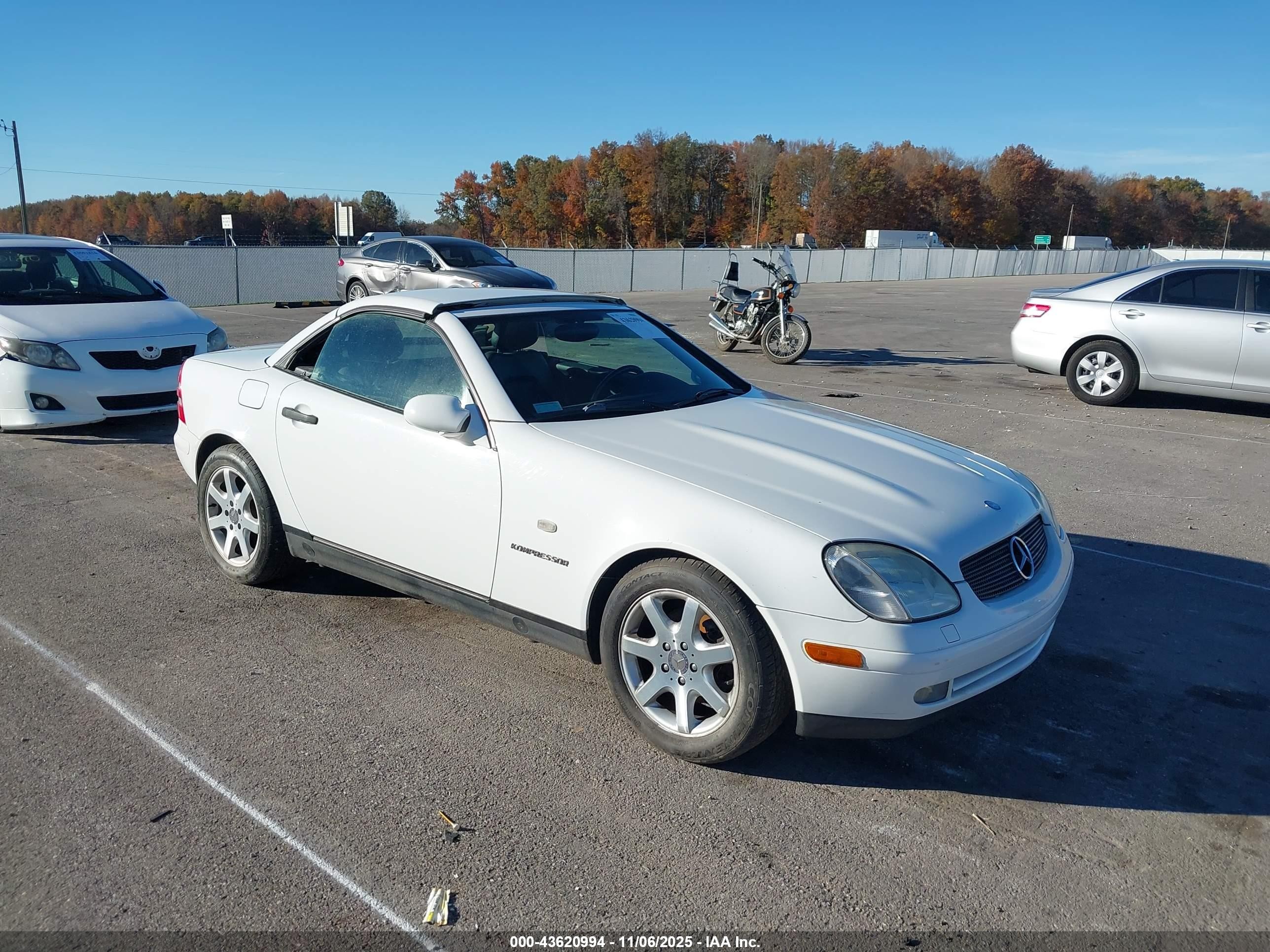 2000 Mercedes-Benz SLK 230 Kompressor, VIN WDBKK47F6YF145023 — Roof