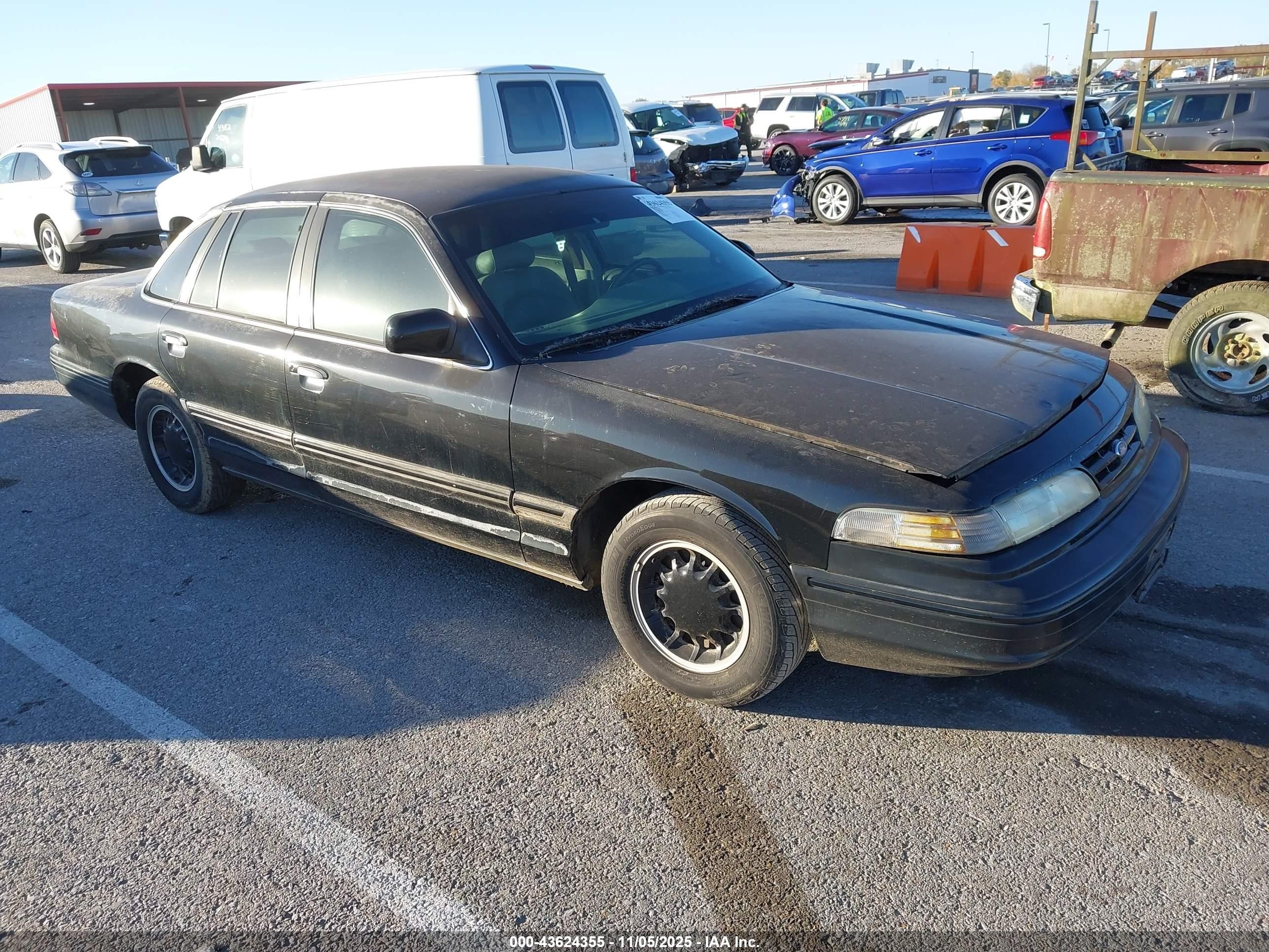 1996 Ford Crown Victoria LX, VIN 2FALP74WXTX201724 — Front end