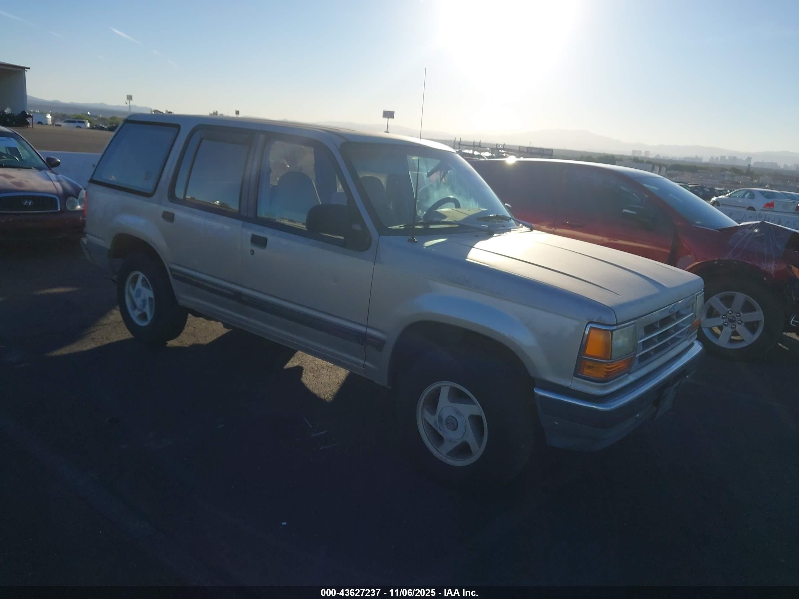 1992 Ford Explorer Eddie Bauer, VIN 1FMDU34X9NUC34115 — Side