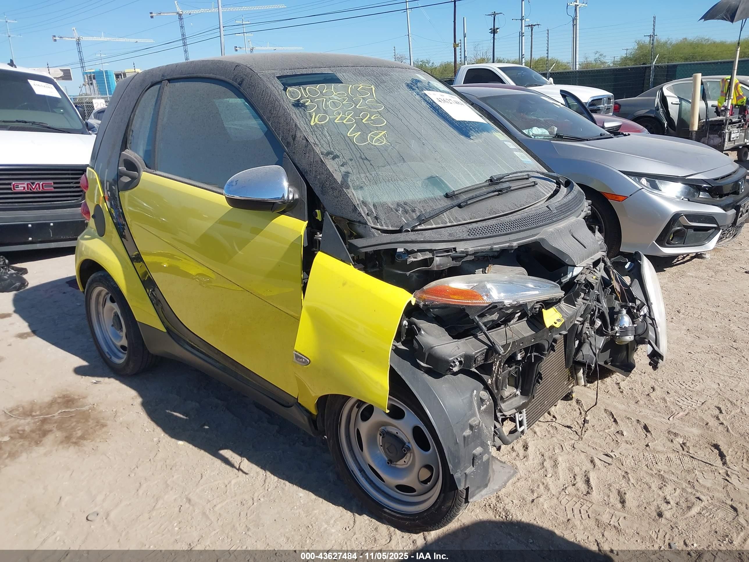 2010 Smart fortwo Pure, VIN WMEEJ3BAXAK370325 — Перед