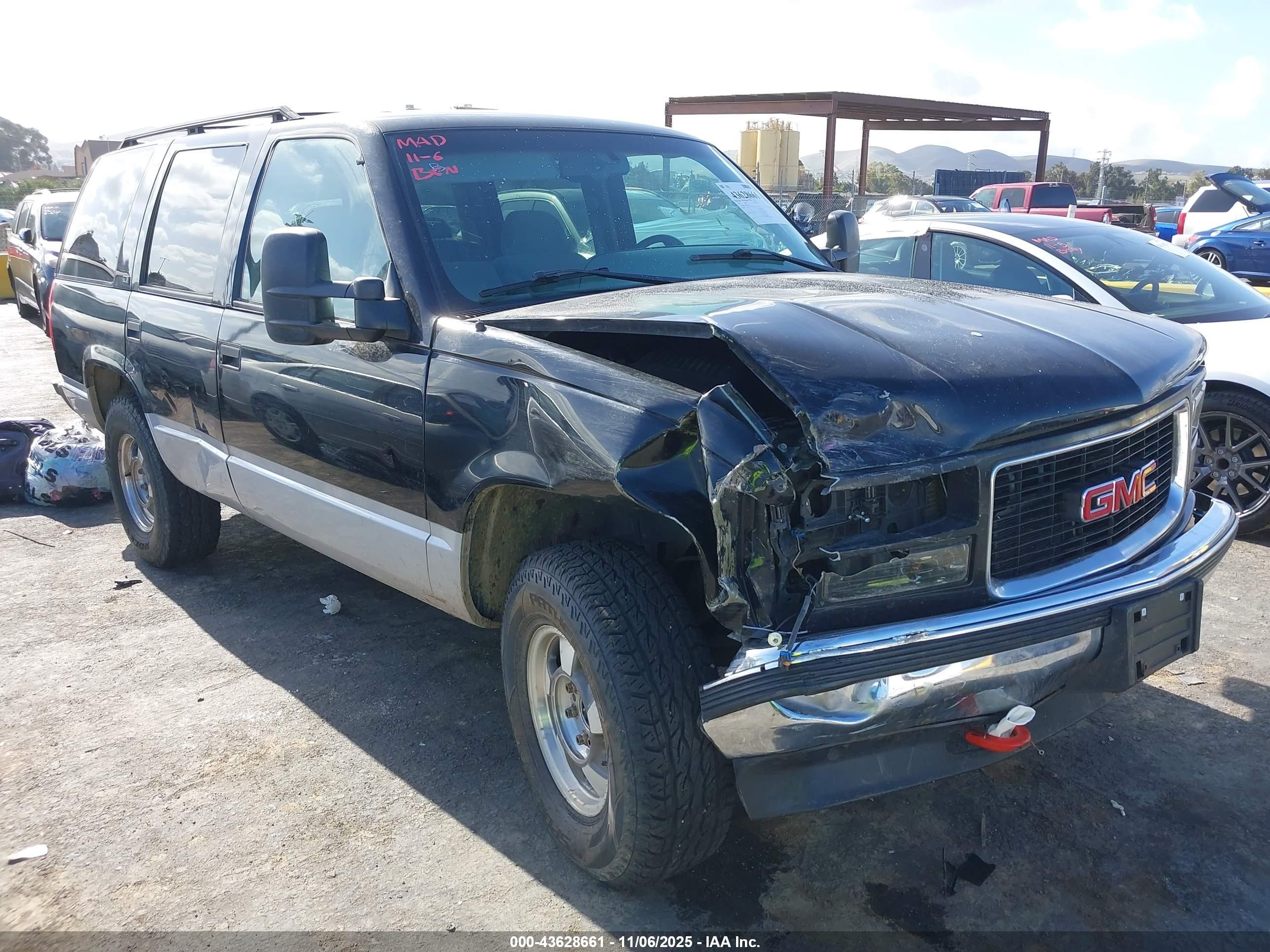 1996 GMC Yukon, VIN 1GKEK13R8TJ749874 — Front end