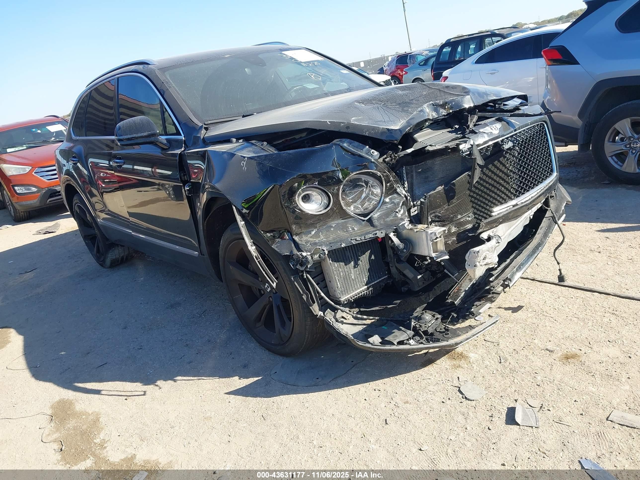 2019 Bentley Bentayga V8, VIN SJAAM2ZV1KC025026 — Front end