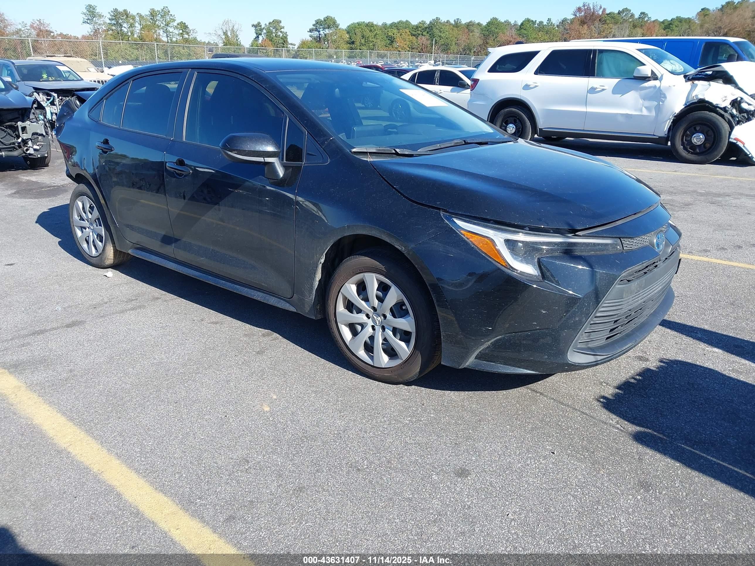 2025 Toyota Corolla Hybrid LE, VIN JTDBCMFE8SJ042715 — Зад