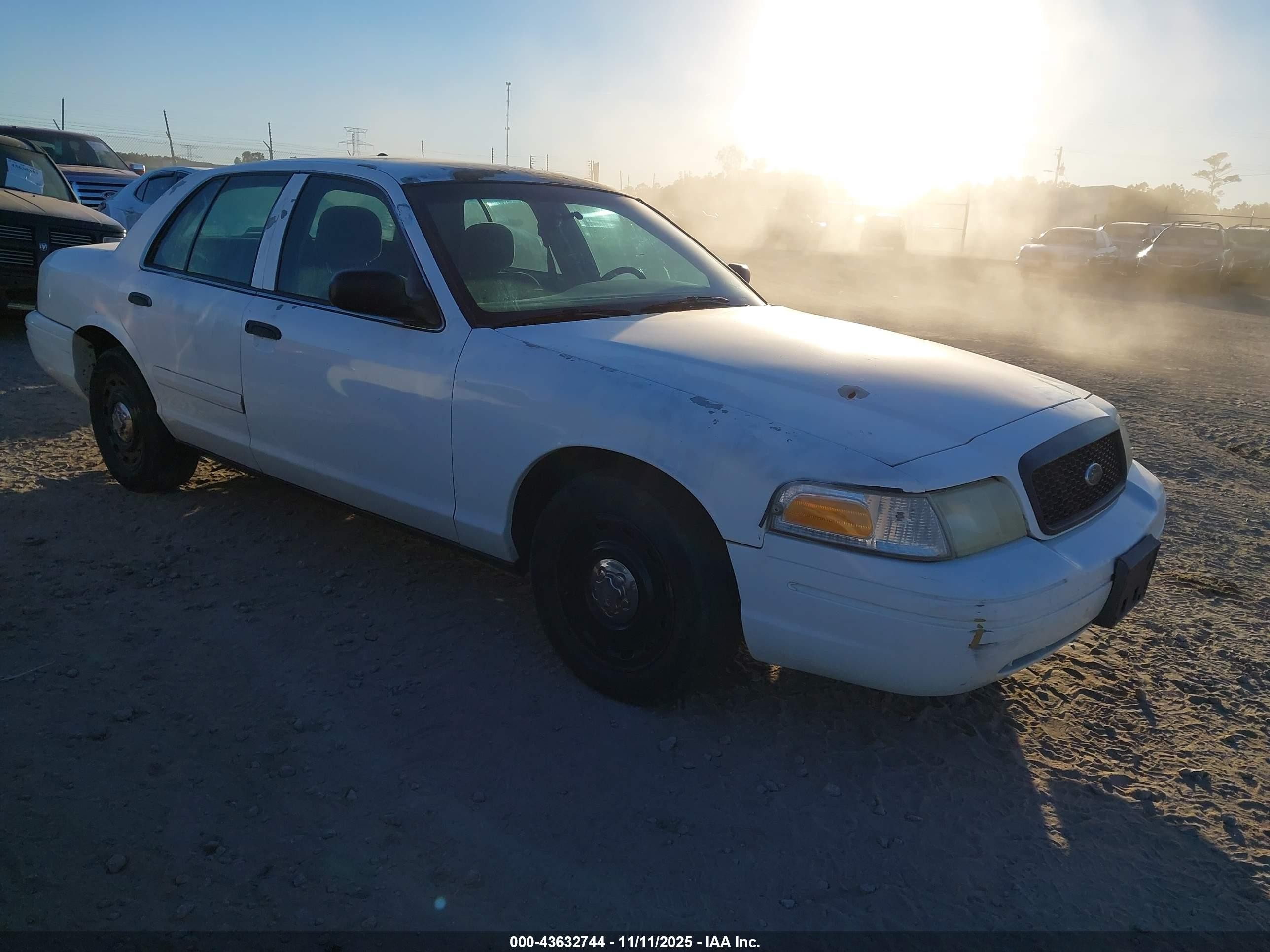 2004 Ford Police Interceptor Base w/3.27 Axle, VIN 2FAFP71W64X116060 — Front end