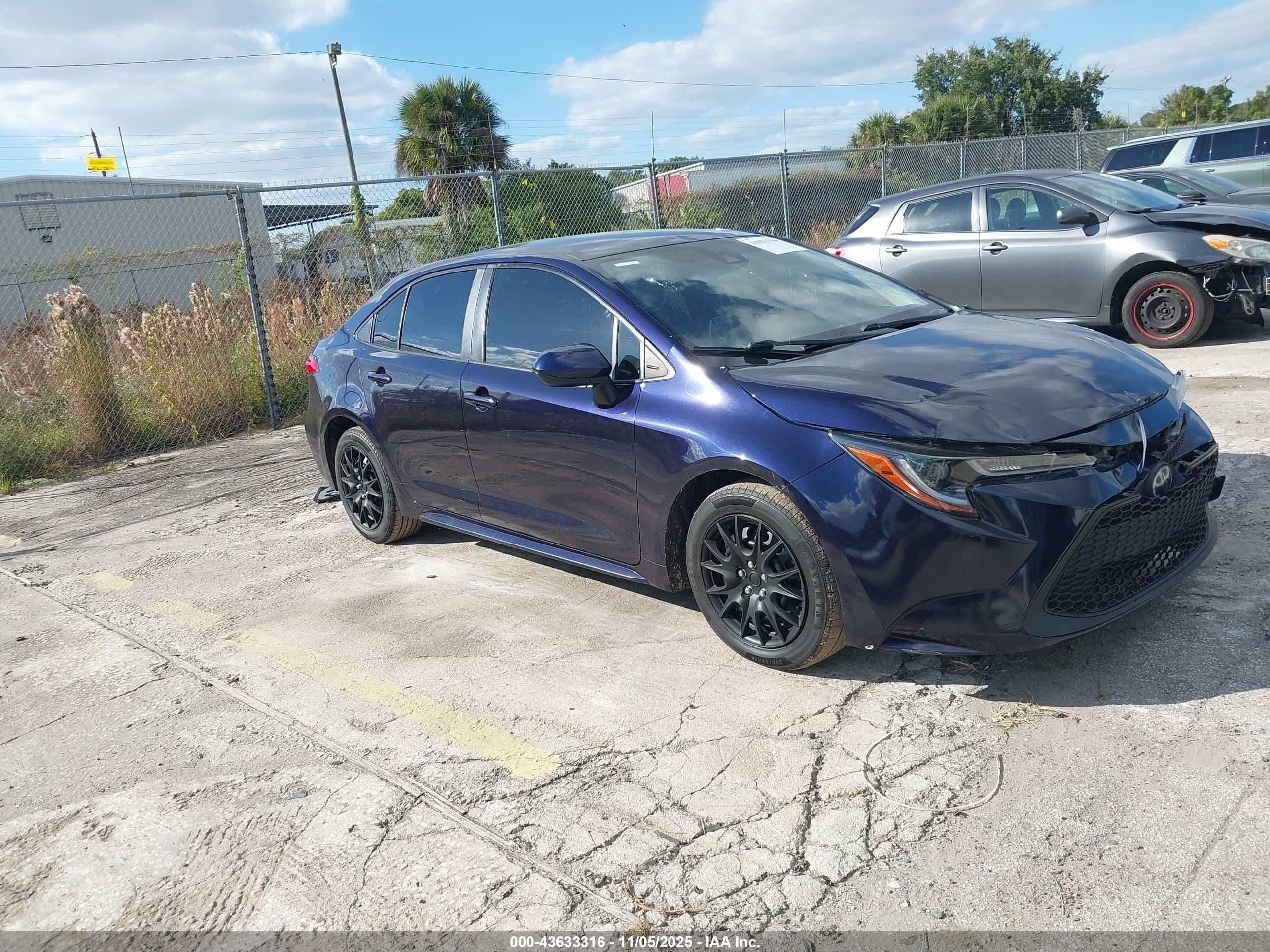 2020 Toyota Corolla LE, VIN JTDEPRAE5LJ018542 — Перед