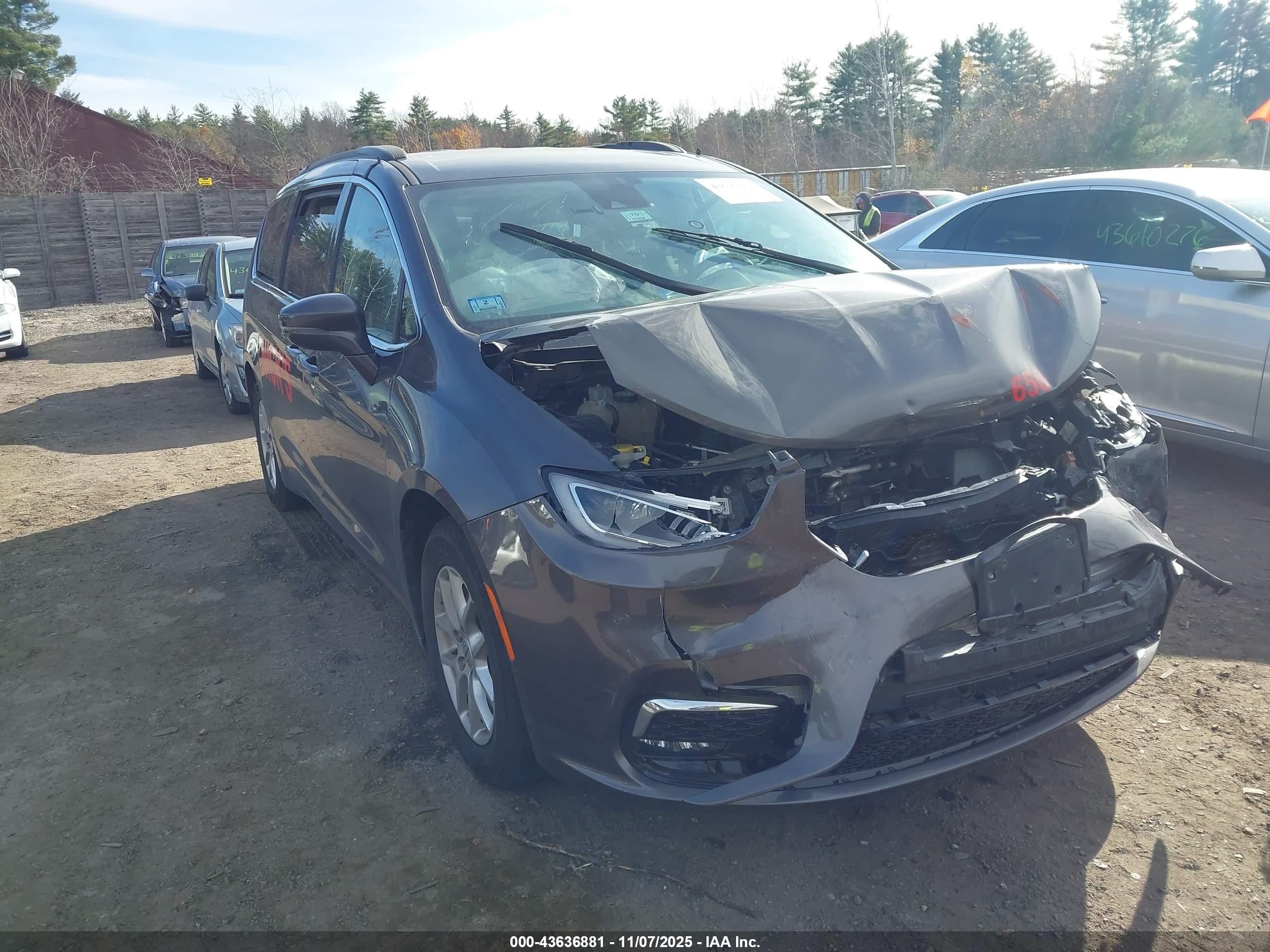 2022 Chrysler Pacifica Touring L, VIN 2C4RC1BG1NR122300 — Front end