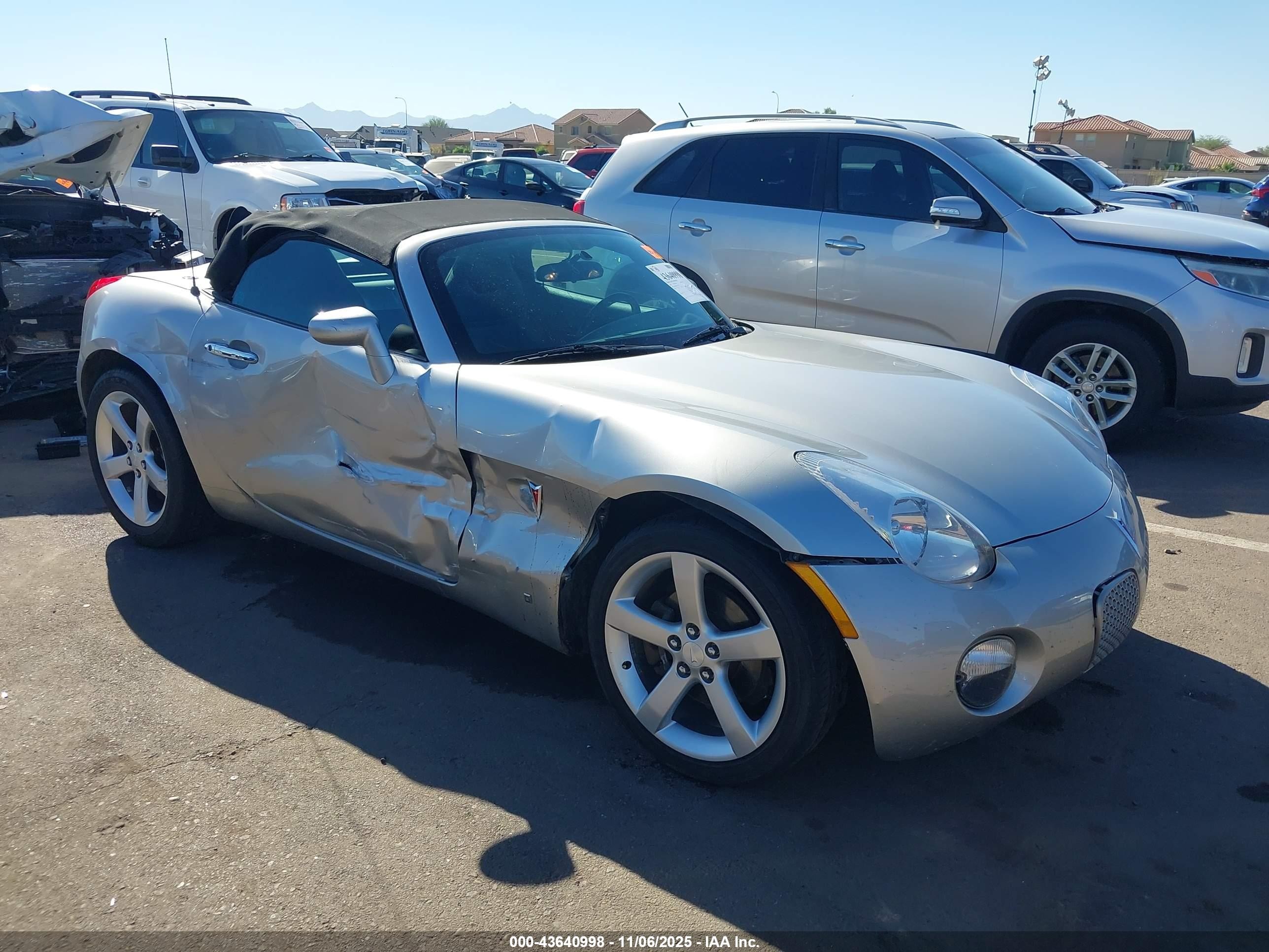 2007 Pontiac Solstice, VIN 1G2MB35B47Y117331 — Side