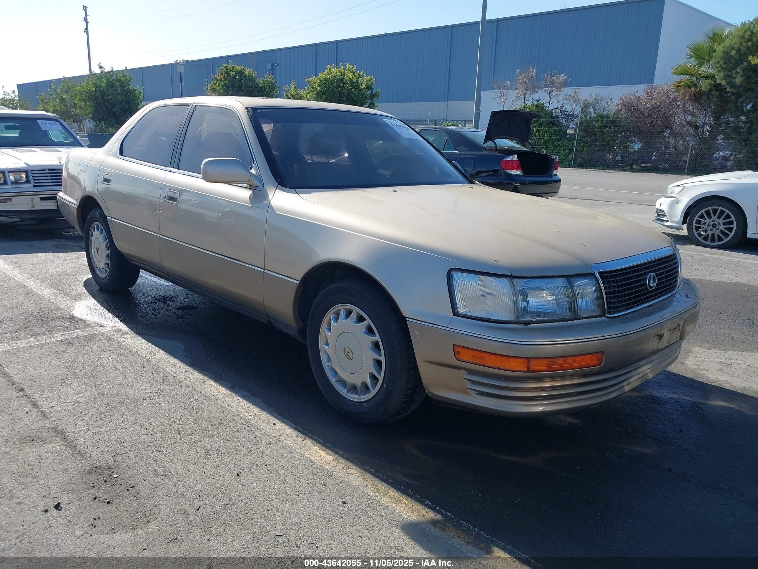 1992 Lexus LS 400, VIN JT8UF11E8N0128735 — Rear end