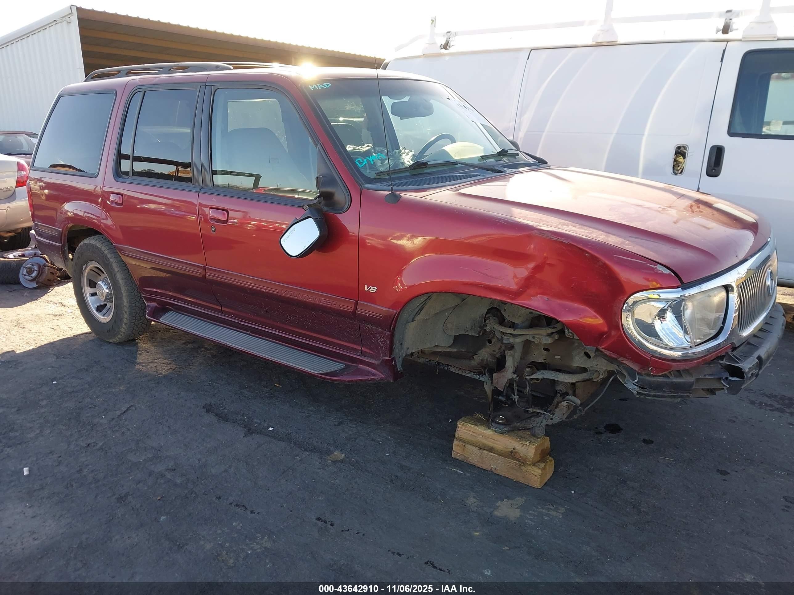 2001 Mercury Mountaineer, VIN 4M2DU86P01UJ00578 — Front end