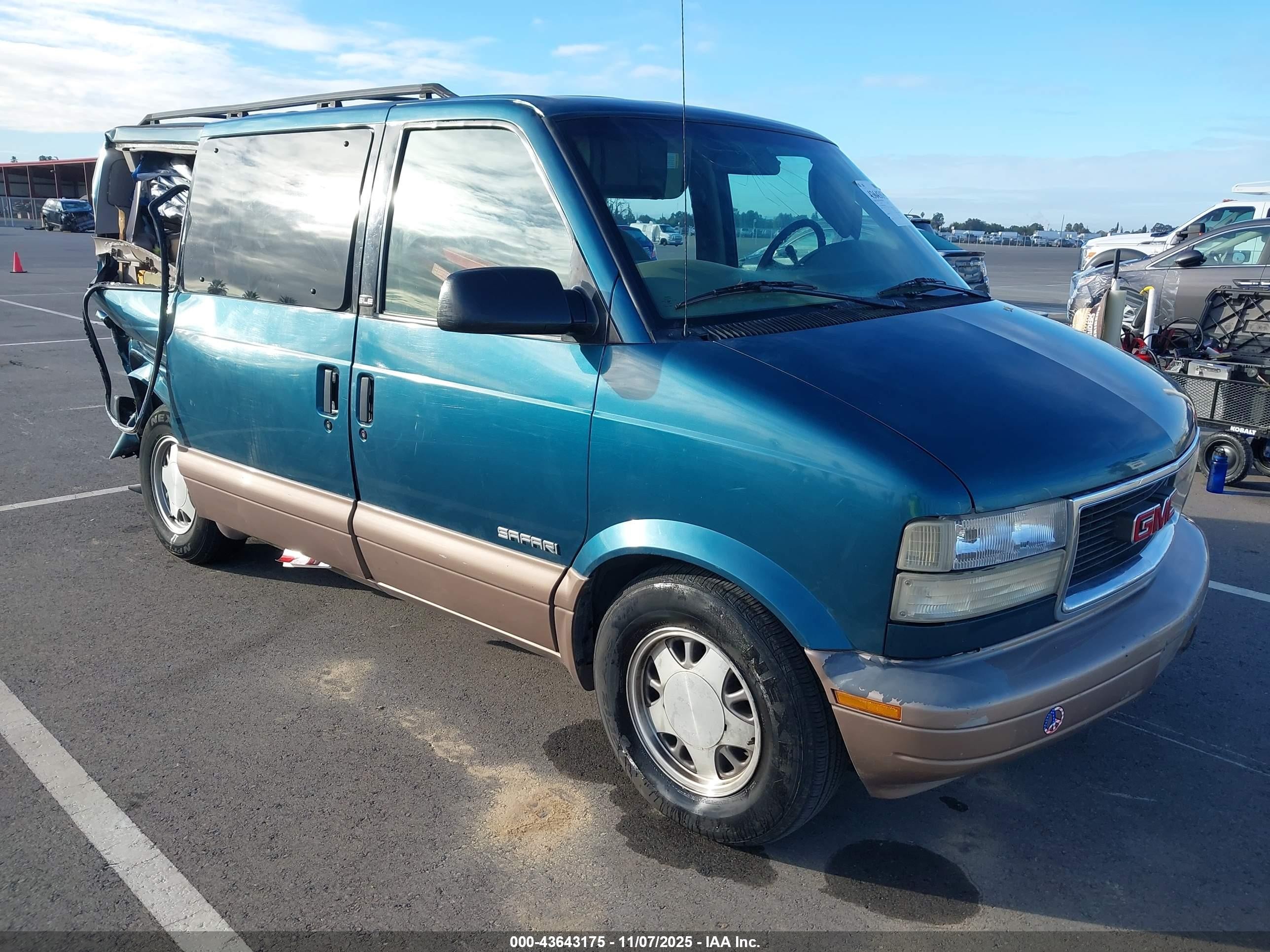 1998 GMC Safari, VIN 1GKDM19W2WB505476 — Rear end