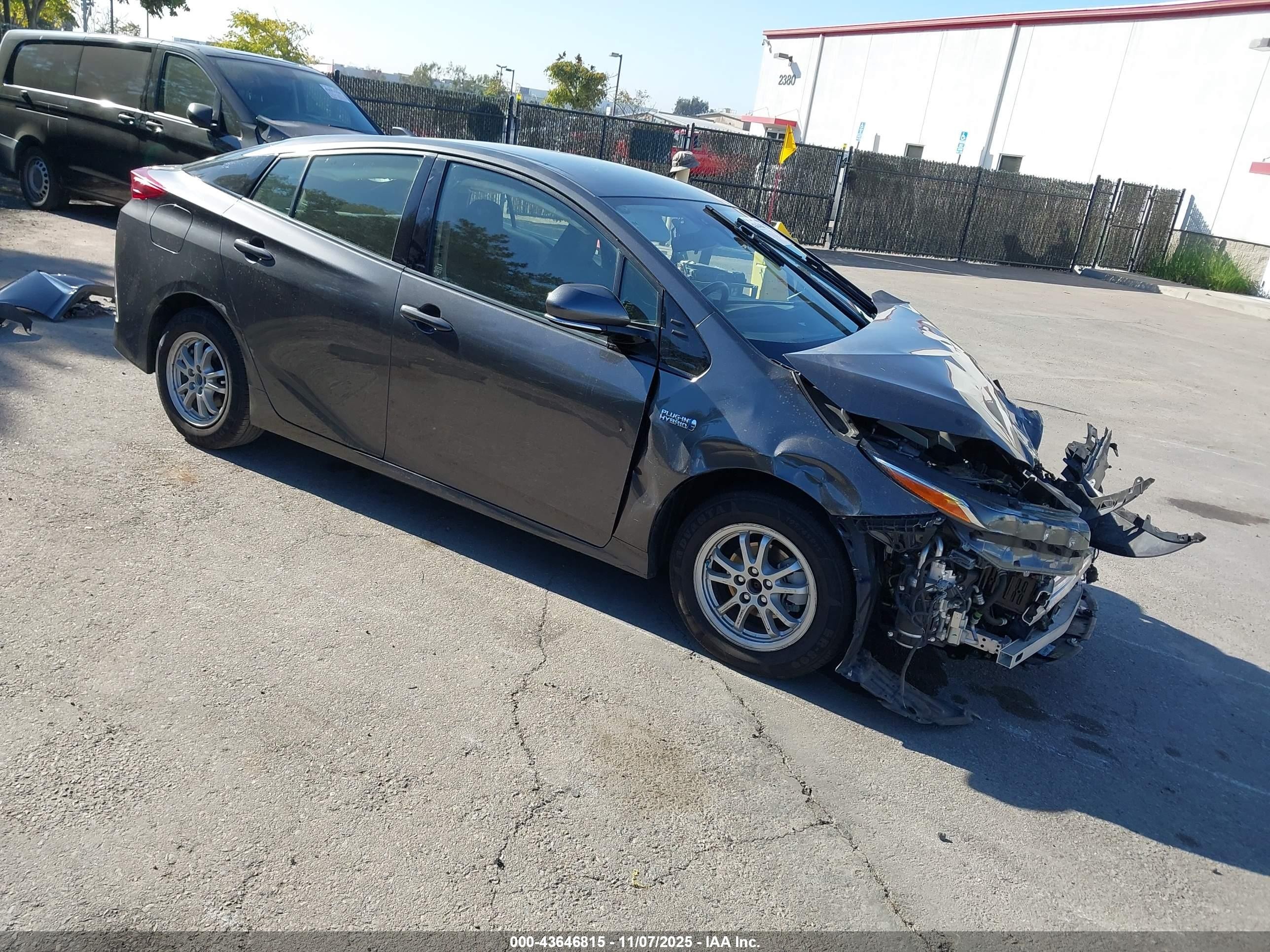 2018 Toyota Prius Premium, VIN JTDKARFP7J3075731 — Front end