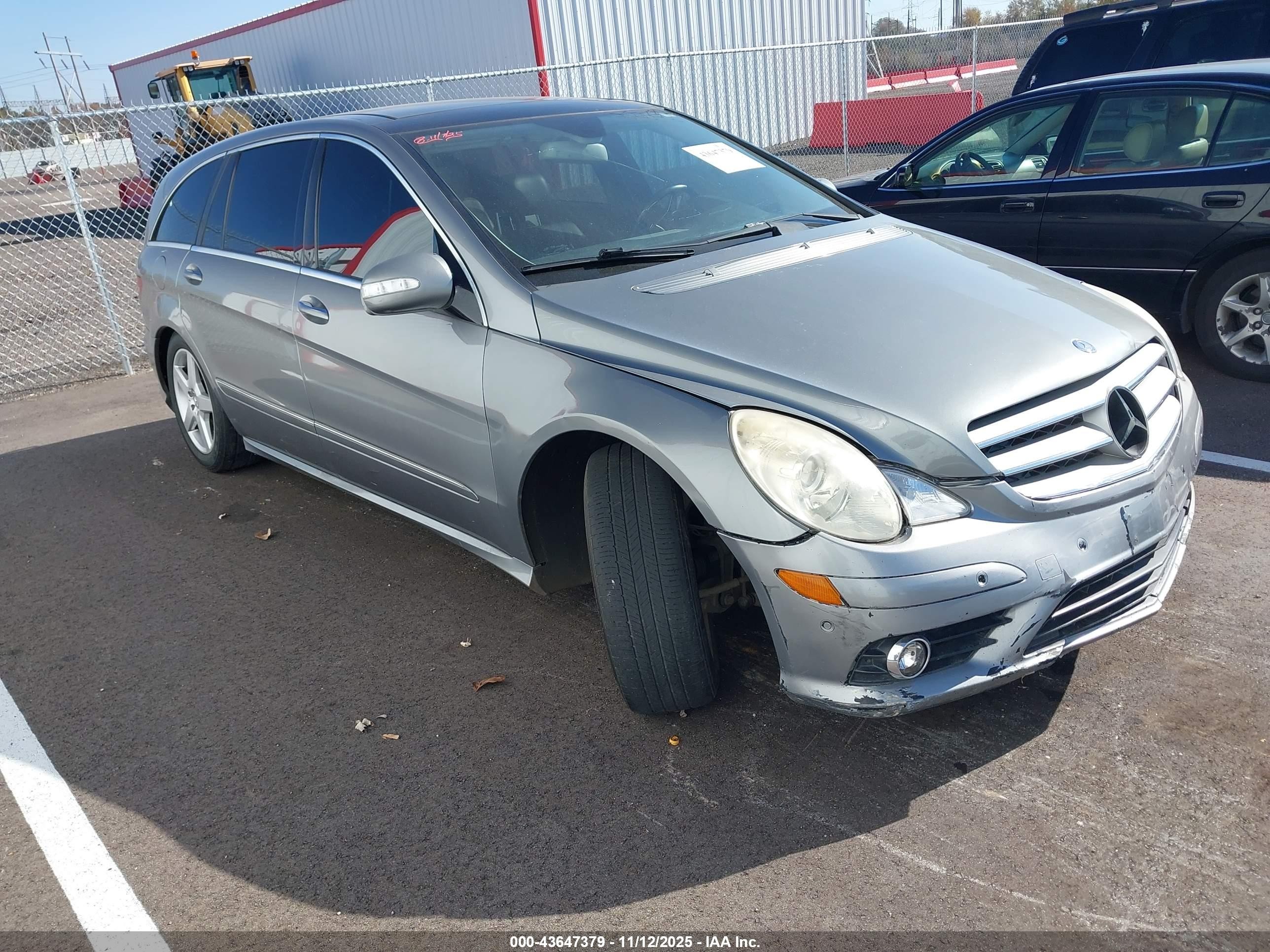 2010 Mercedes-Benz R 350, VIN 4JGCB6FE6AA111706 — Front end