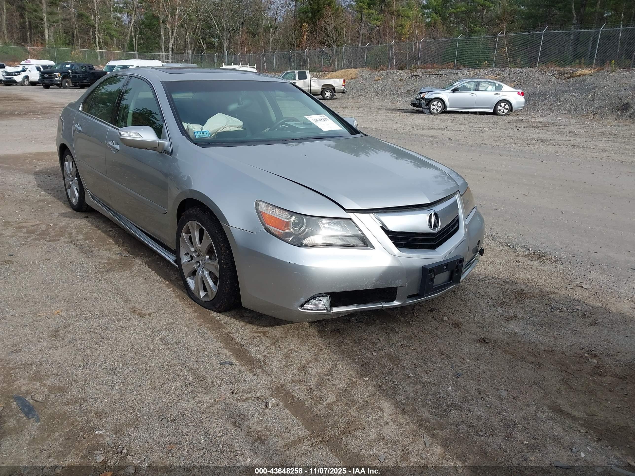 2010 Acura RL Technology, VIN JH4KB2F62AC001093 — Front end