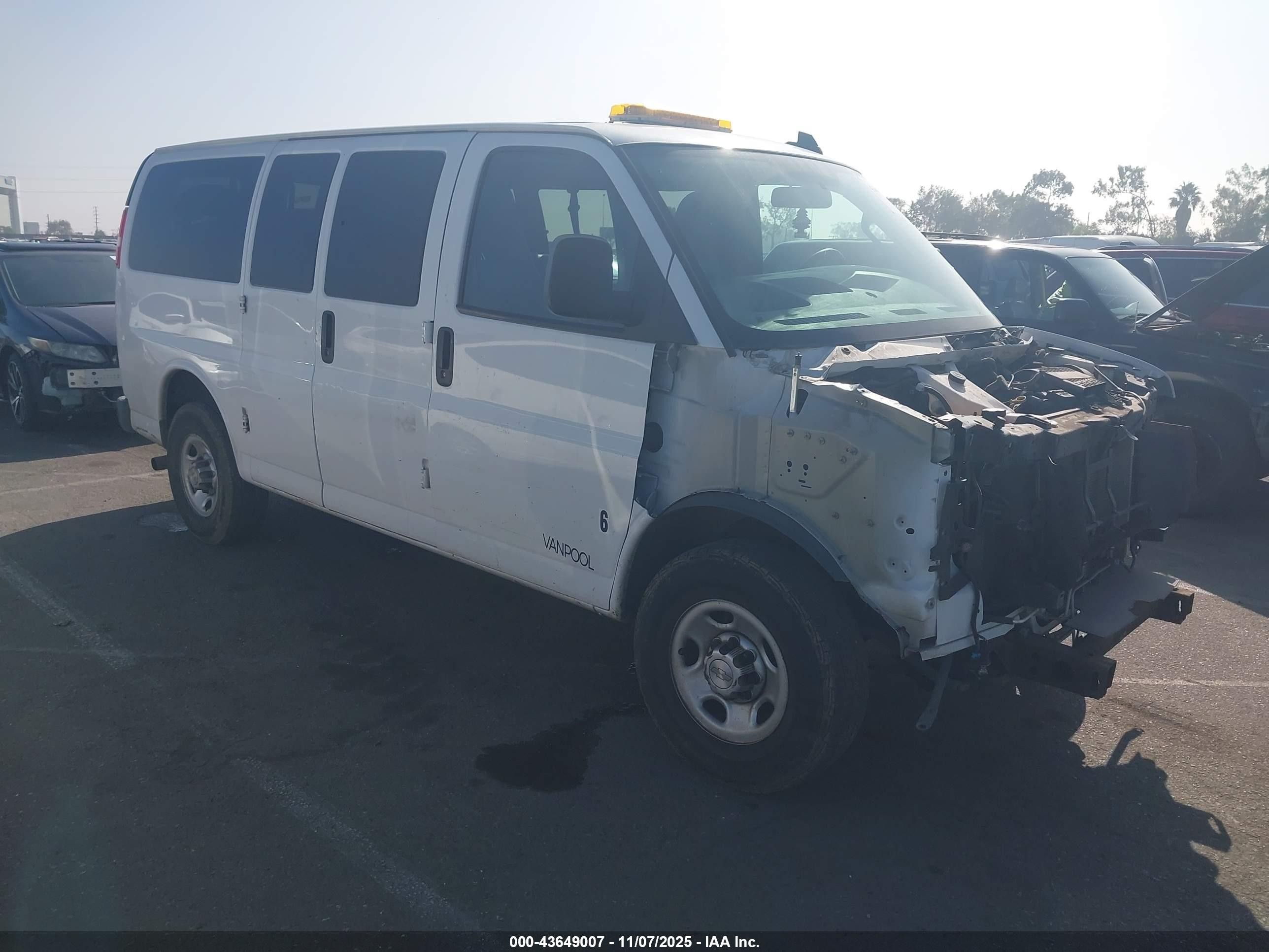 2019 Chevrolet Express 3500, VIN 1GAZGLFG2K1350700 — Front end