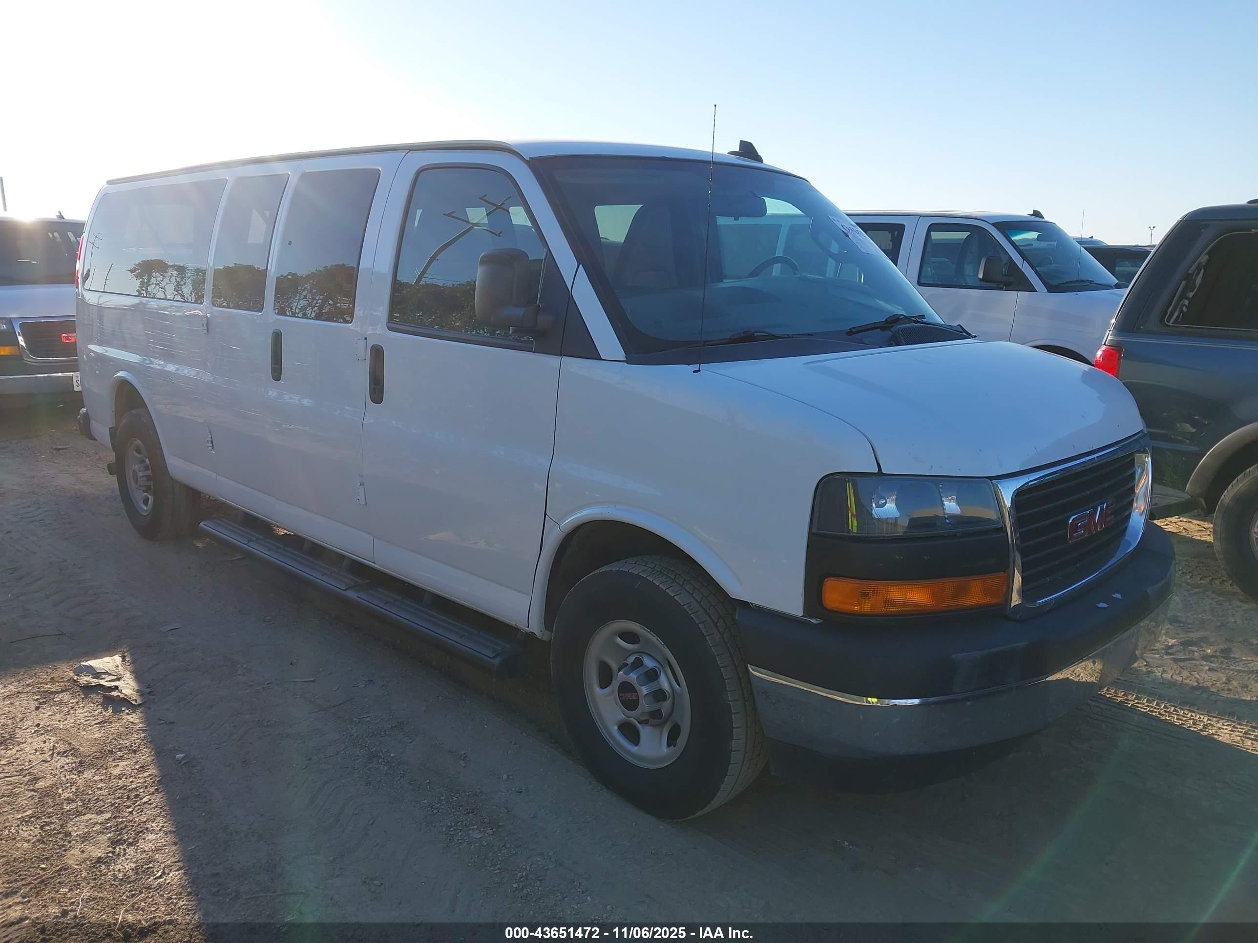 2023 GMC Savana LS, VIN 1GJZ7NFP5P1101102 — Перед