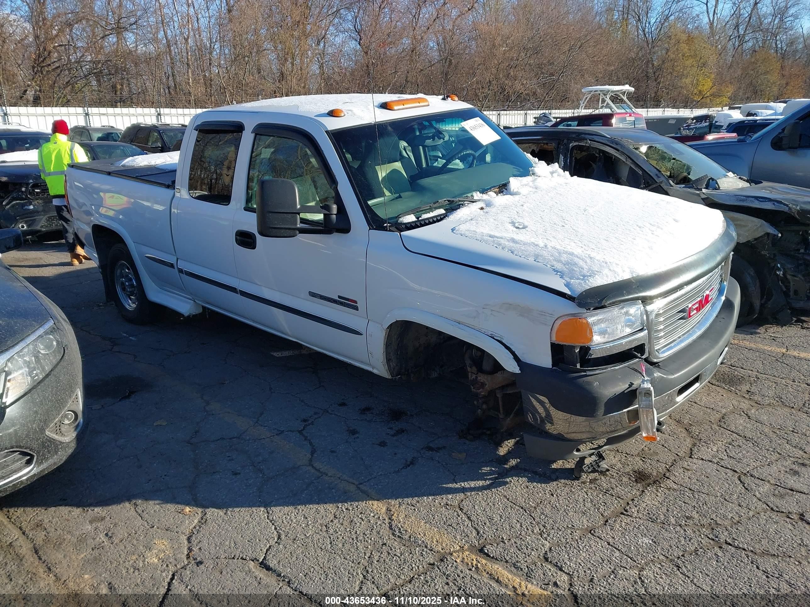2002 GMC Sierra 2500HD SLE, VIN 1GTHC29152E111490 — Front end