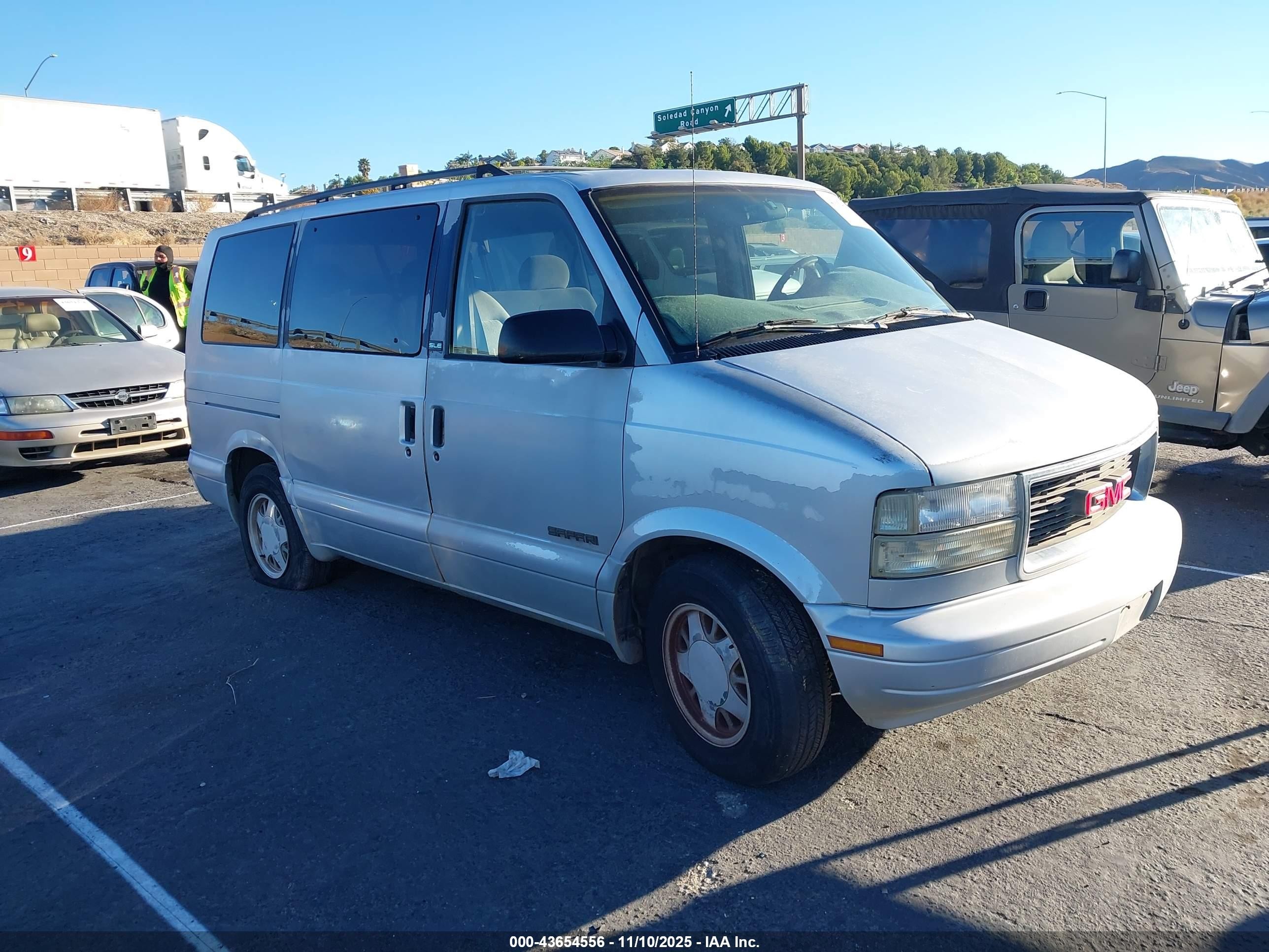 1996 GMC Safari, VIN 1GKDM19W0TB508713 — Front end