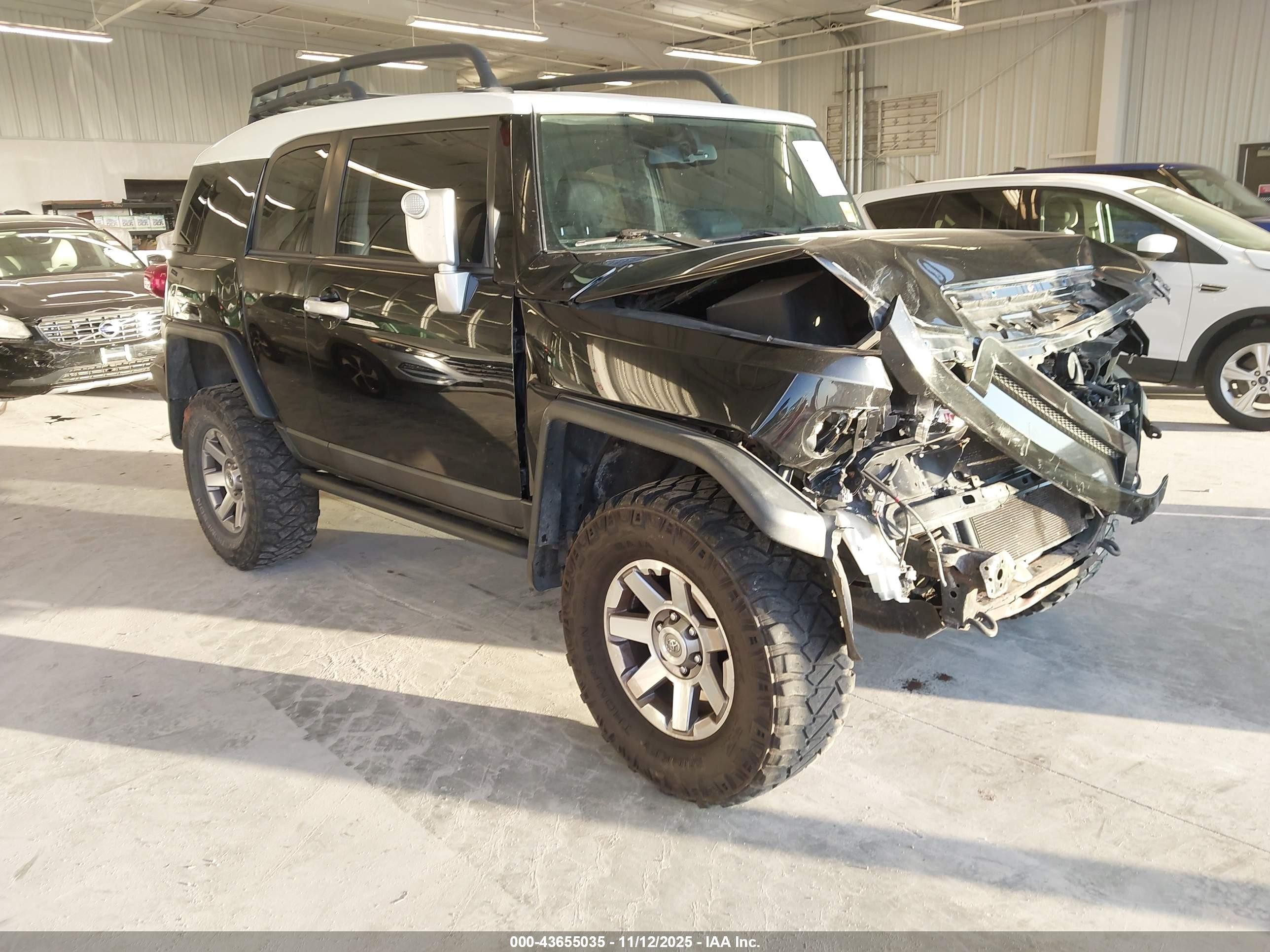 2014 Toyota FJ Cruiser, VIN JTEBU4BF9EK177191 — Front end