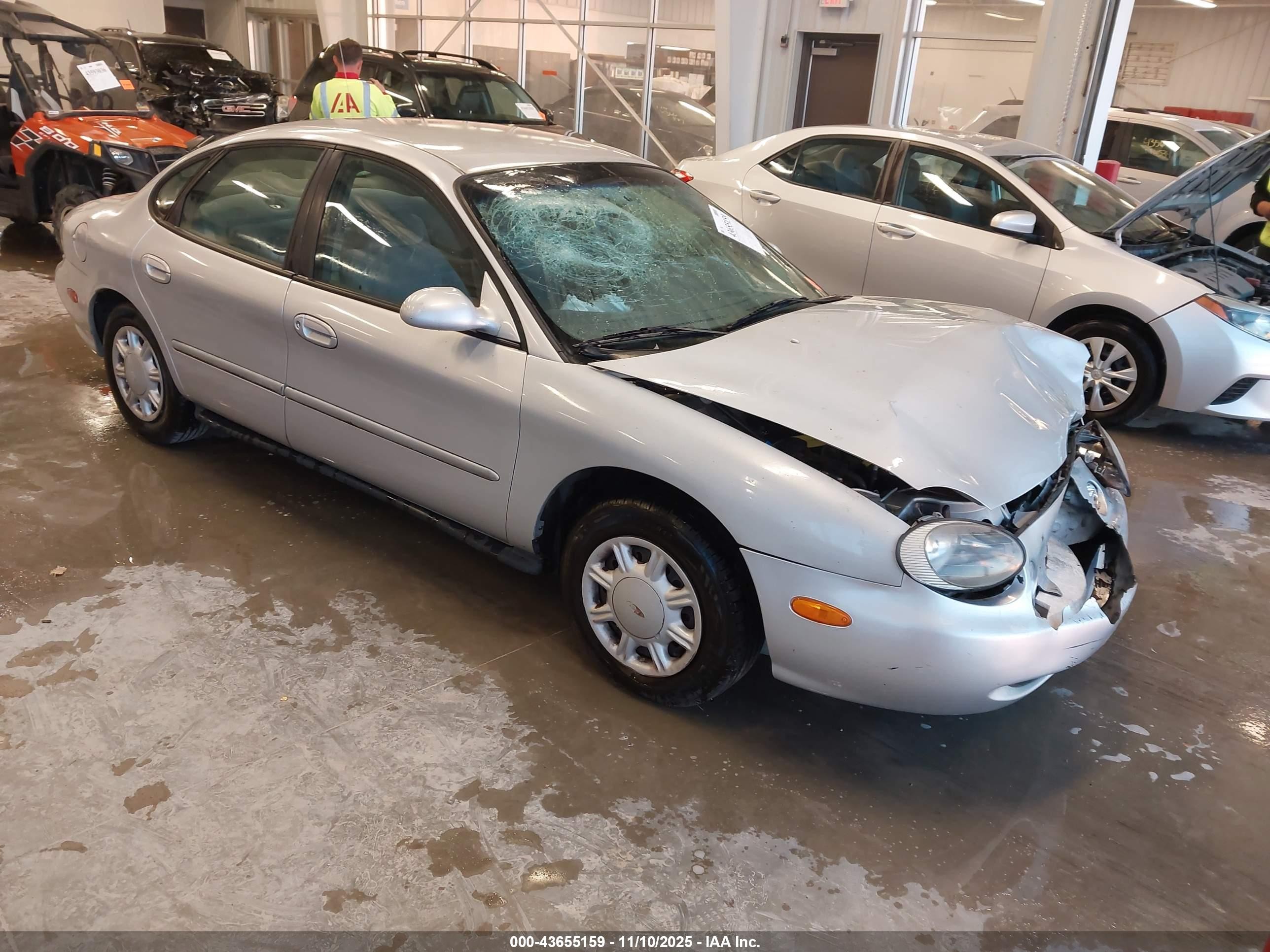 1996 Ford Taurus GL, VIN 1FALP52U5TG228745 — Front end